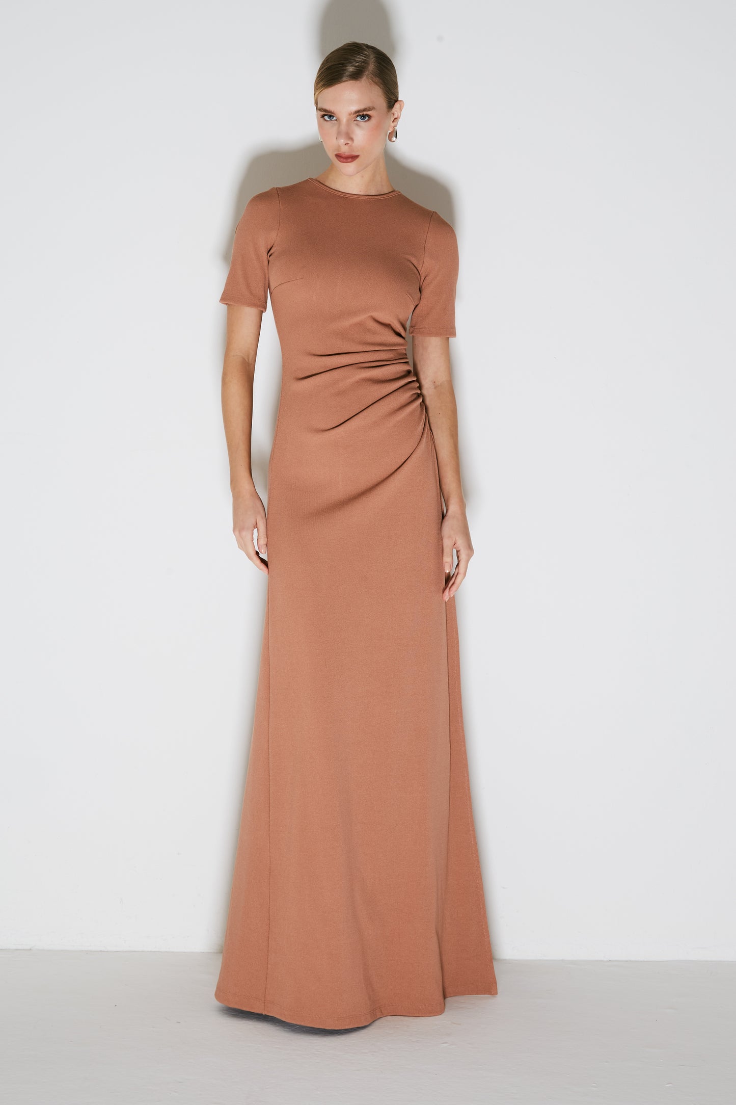 VESTIDO LONGO MANGA CURTA COM DRAPEADO LATERAL MOCHA MOUSSE