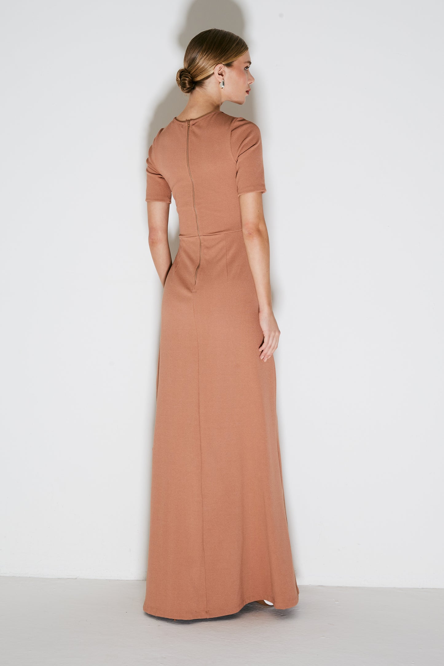 VESTIDO LONGO MANGA CURTA COM DRAPEADO LATERAL MOCHA MOUSSE