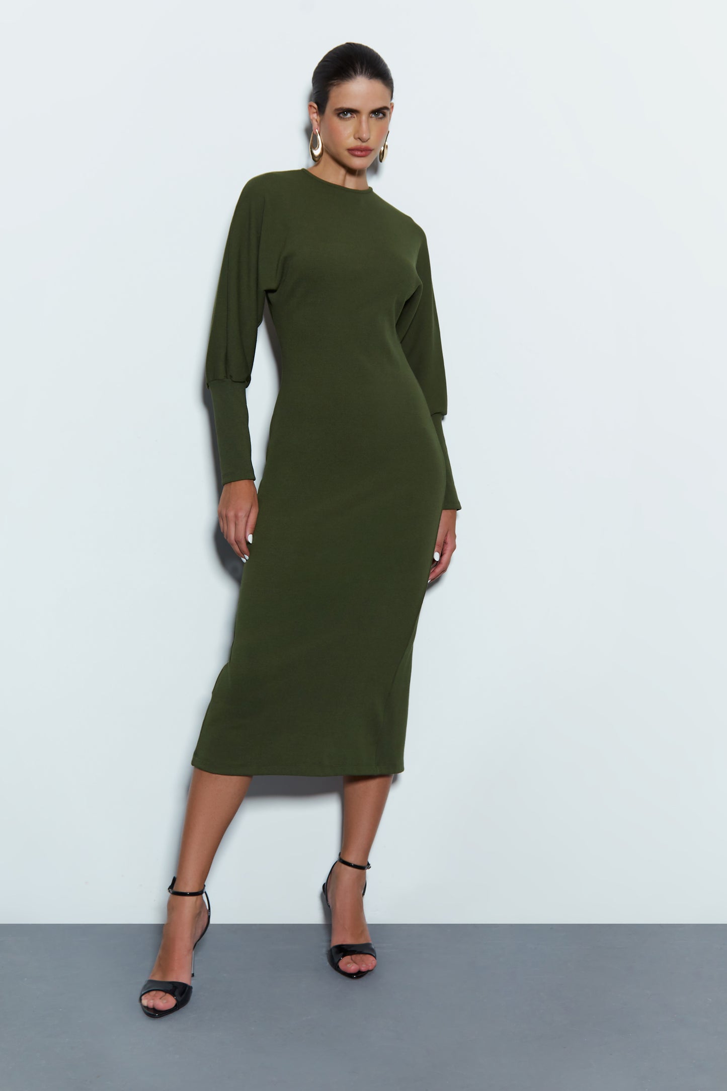 VESTIDO MIDI COM MANGA MORCEGO E ABERTURA COSTAS VERDE MILITAR