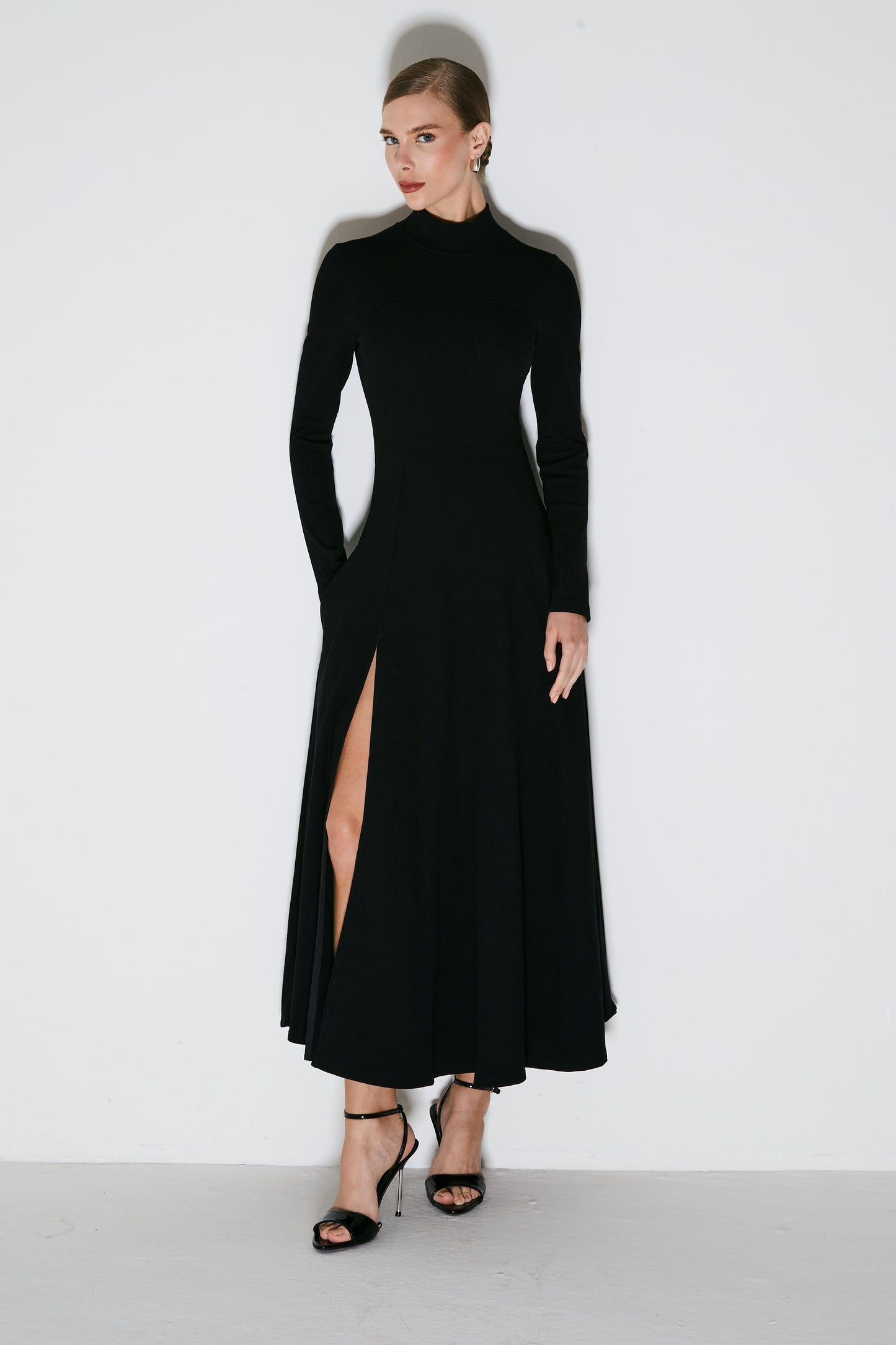 VESTIDO MIDI GOLA ALTA COM RECORTE NO BUSTO PRETO