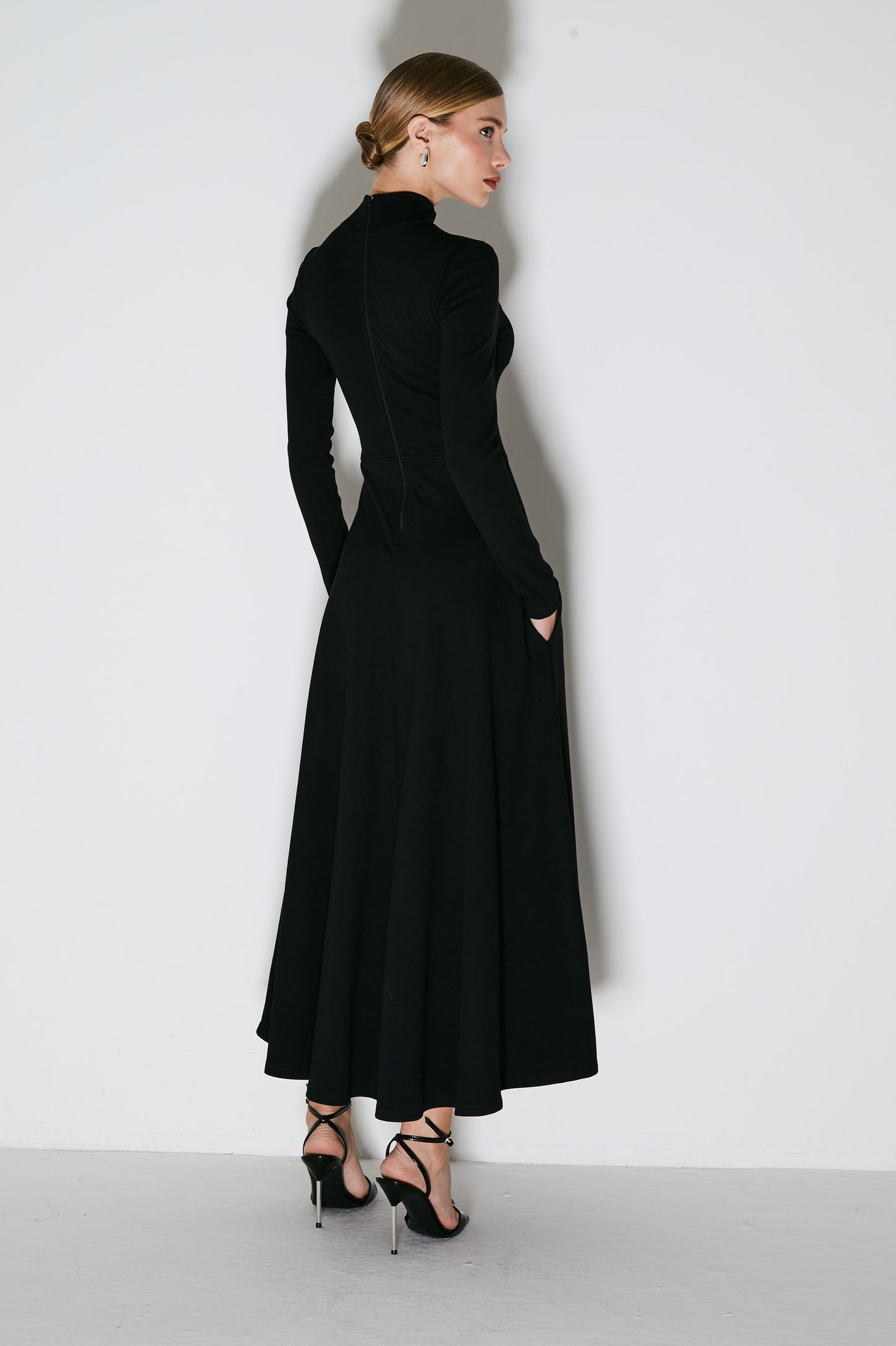 VESTIDO MIDI GOLA ALTA COM RECORTE NO BUSTO PRETO