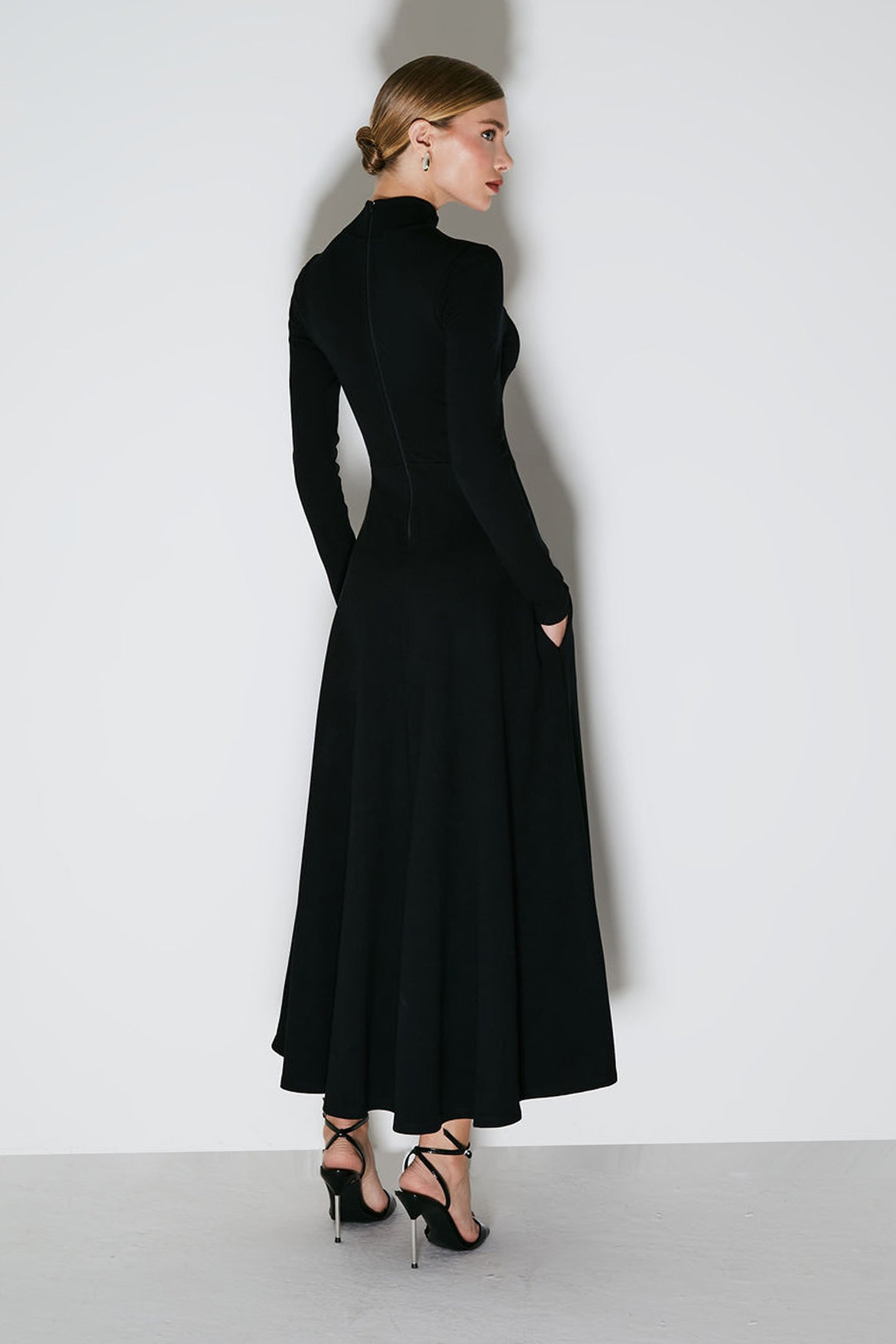 VESTIDO MIDI GOLA ALTA COM RECORTE NO BUSTO PRETO
