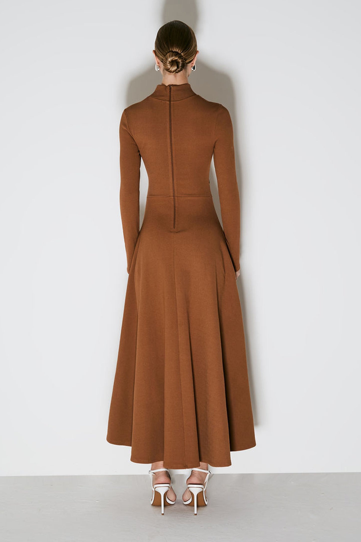 VESTIDO MIDI GOLA ALTA COM RECORTE NO BUSTO MARROM CHOCOLATE