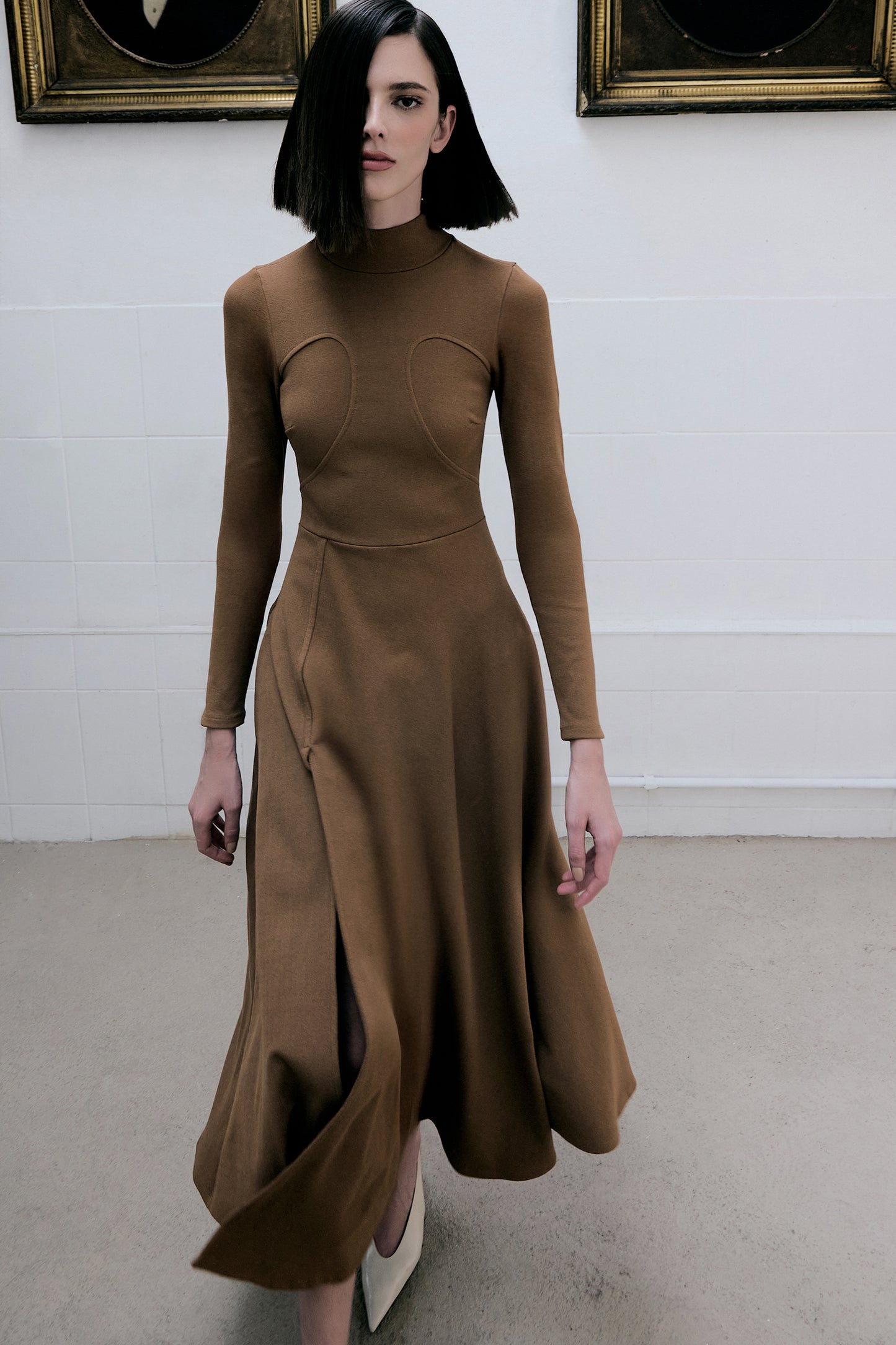 VESTIDO MIDI GOLA ALTA COM RECORTE NO BUSTO MARROM CHOCOLATE