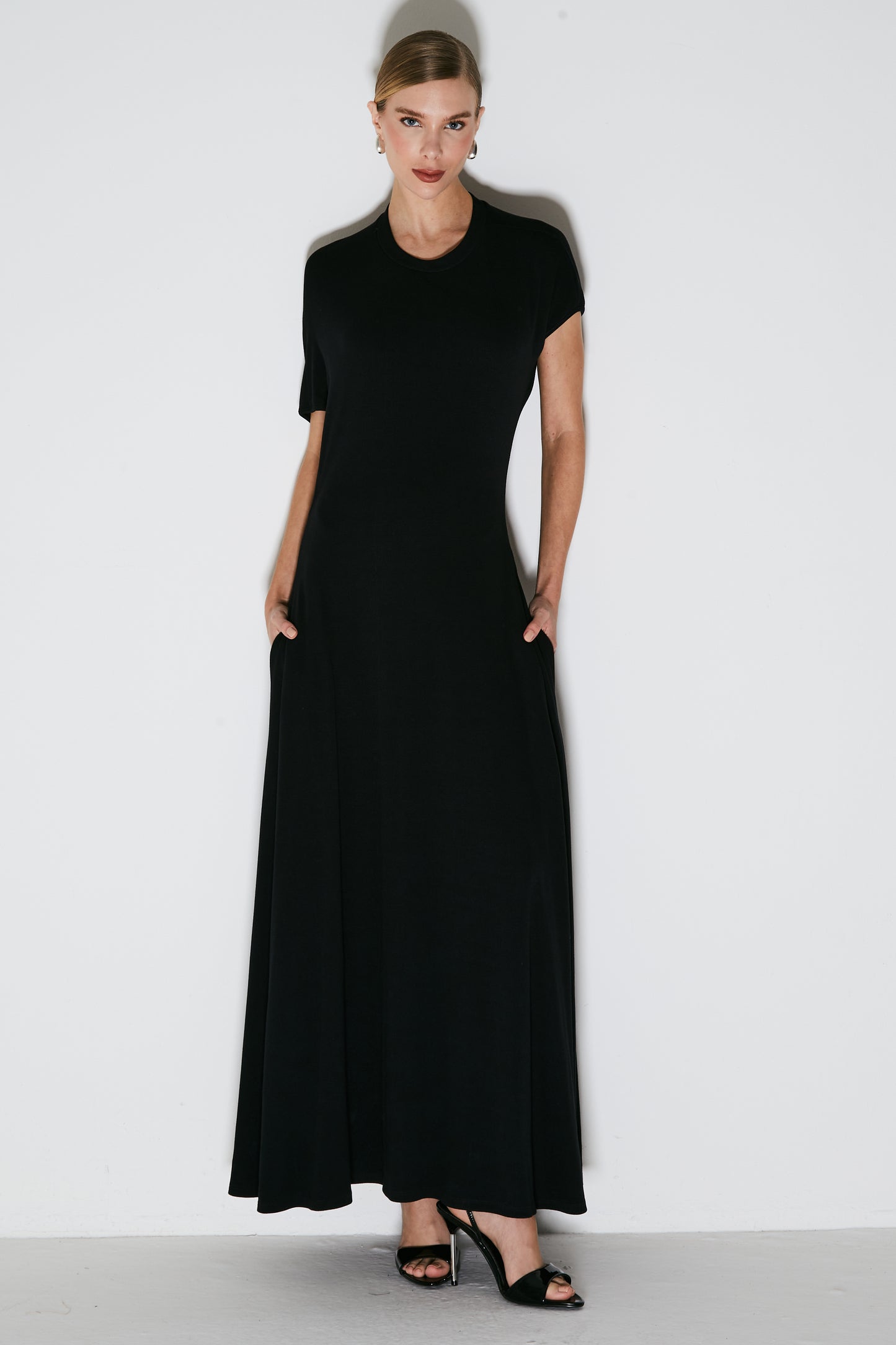 VESTIDO LONGO COM ABERTURA ASSIMETRICA NAS COSTAS PRETO