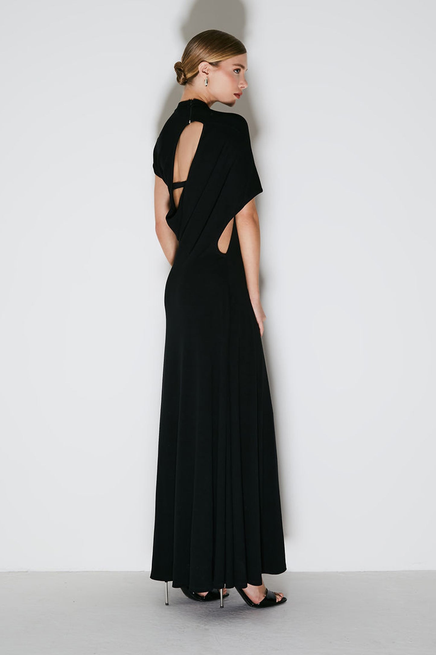 VESTIDO LONGO COM ABERTURA ASSIMETRICA NAS COSTAS PRETO