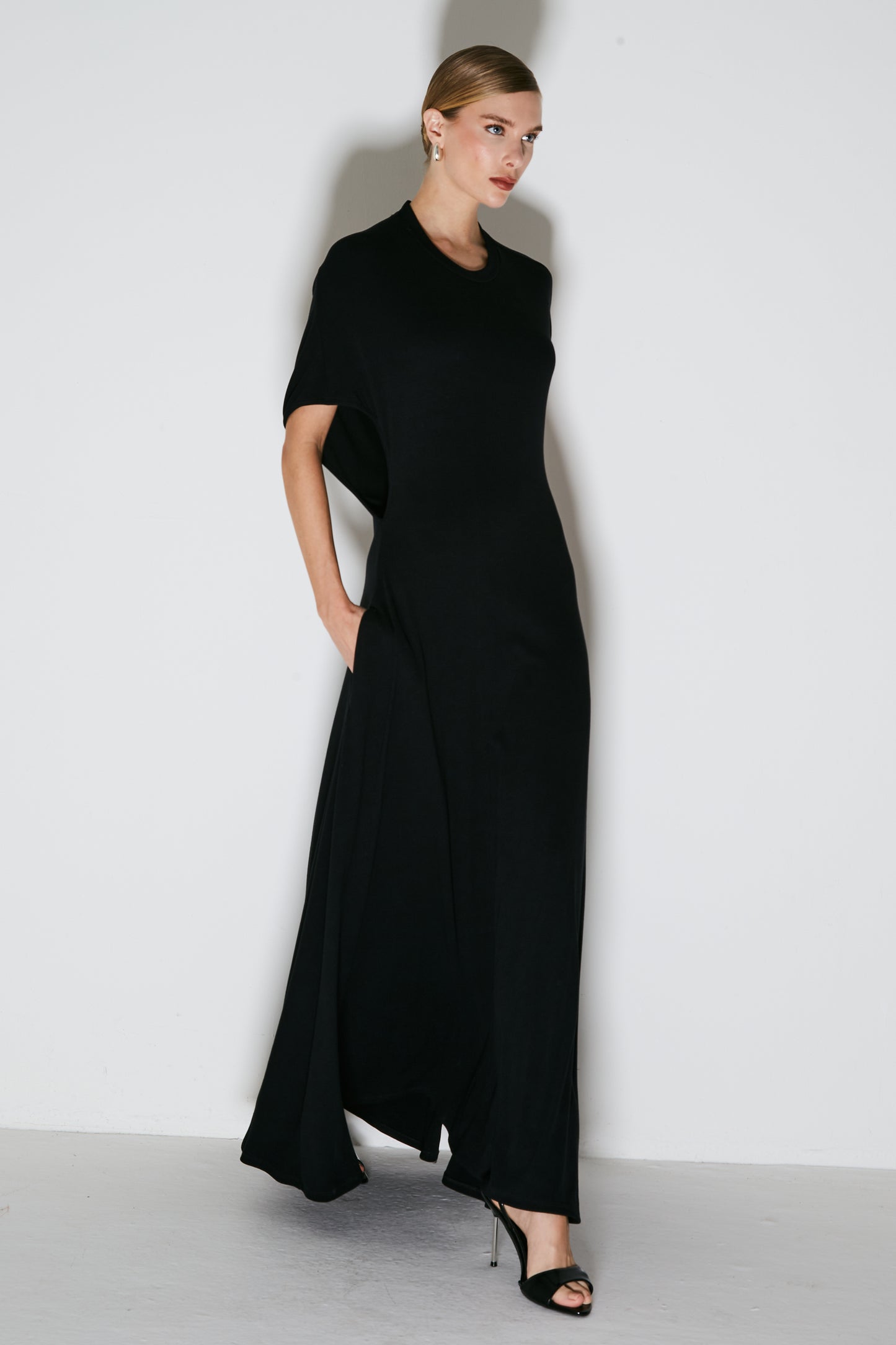 VESTIDO LONGO COM ABERTURA ASSIMETRICA NAS COSTAS PRETO