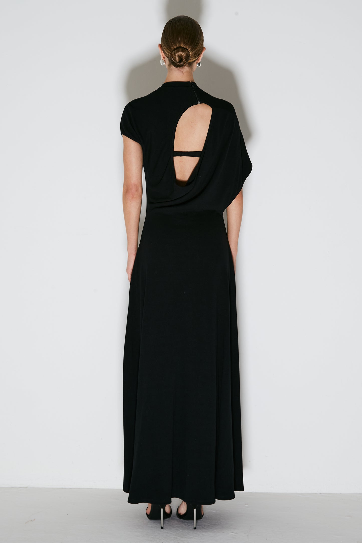 VESTIDO LONGO COM ABERTURA ASSIMETRICA NAS COSTAS PRETO