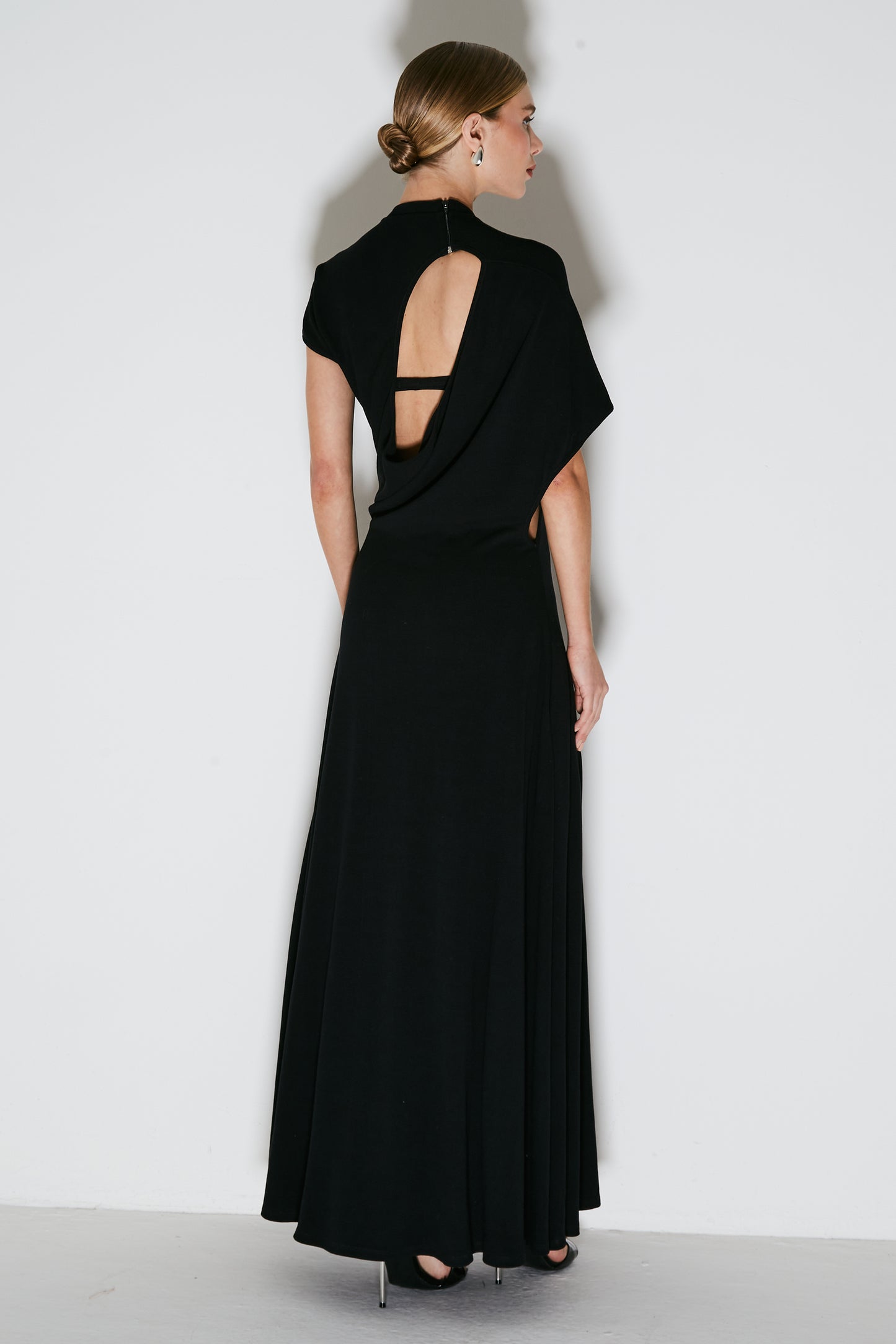 VESTIDO LONGO COM ABERTURA ASSIMETRICA NAS COSTAS PRETO