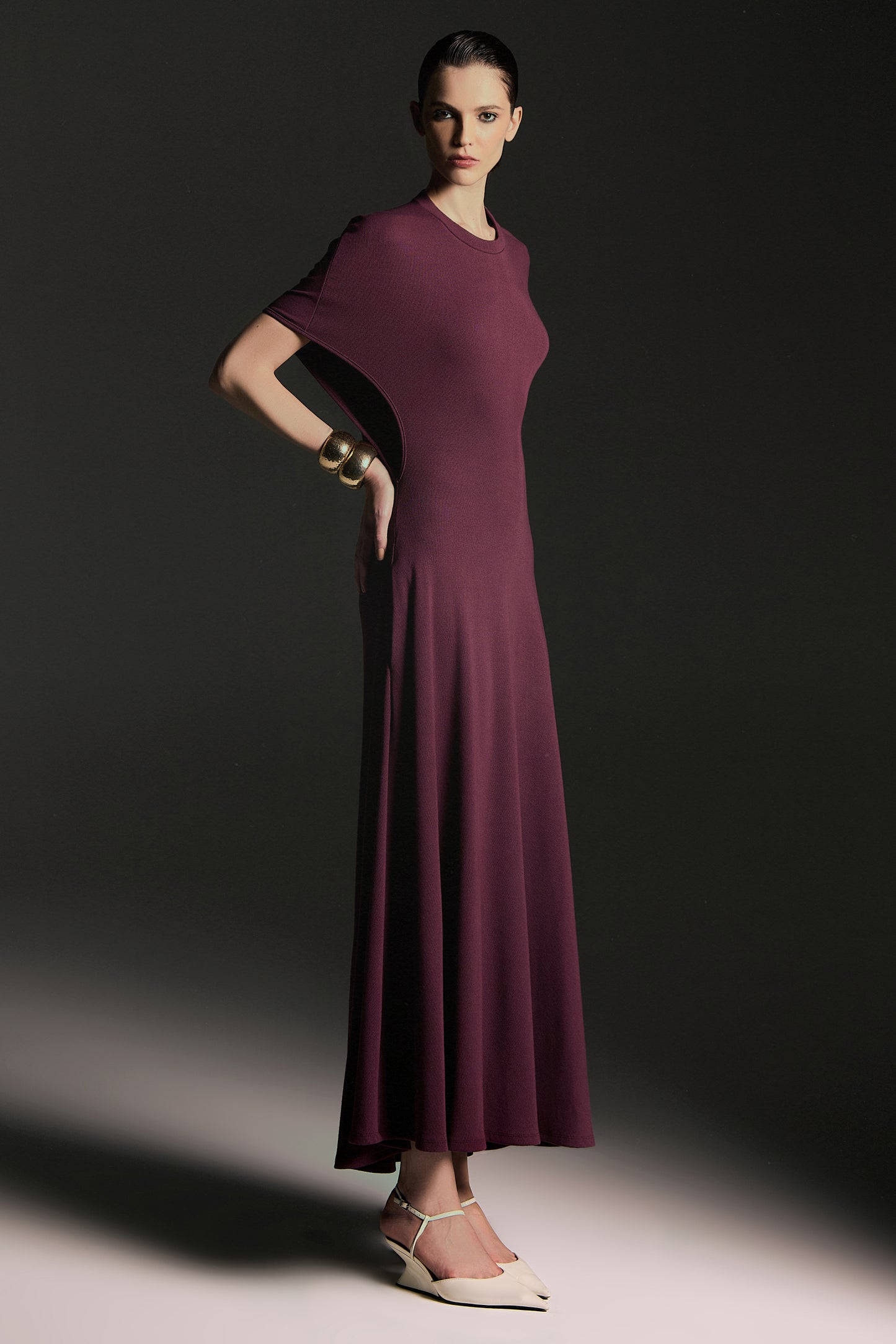 VESTIDO LONGO COM ABERTURA ASSIMETRICA NAS COSTAS VINHO