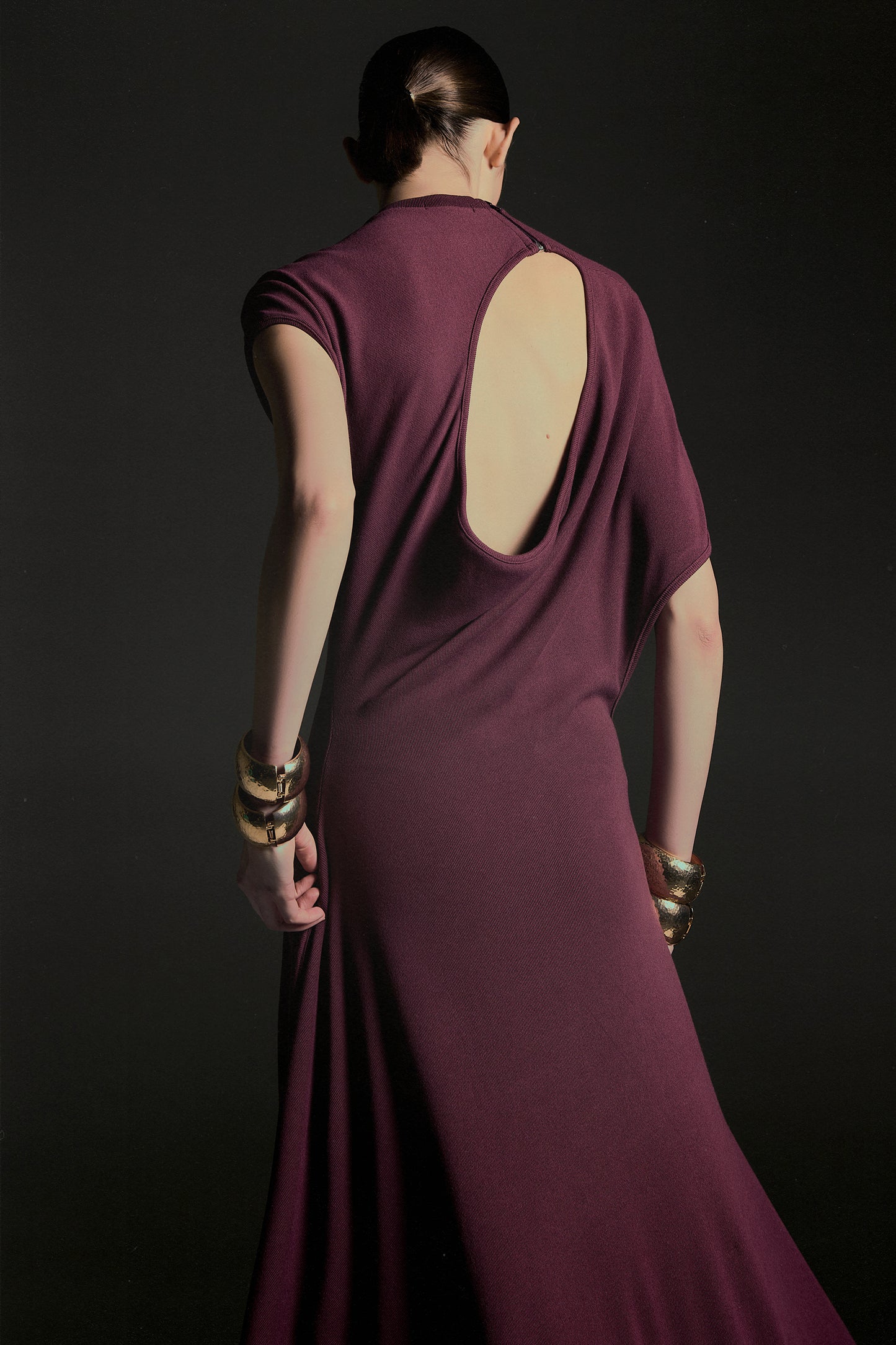VESTIDO LONGO COM ABERTURA ASSIMETRICA NAS COSTAS VINHO