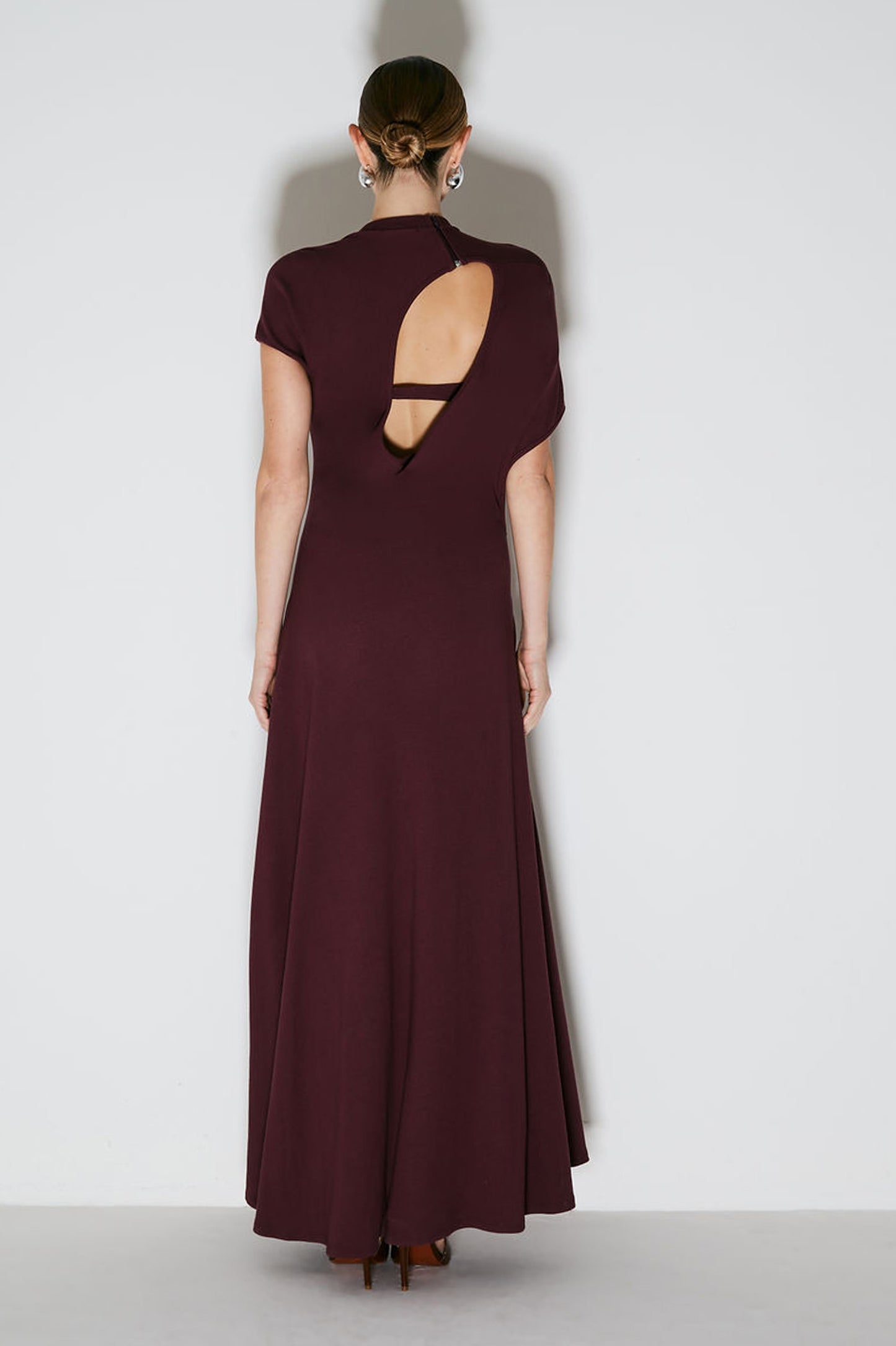 VESTIDO LONGO COM ABERTURA ASSIMETRICA NAS COSTAS VINHO