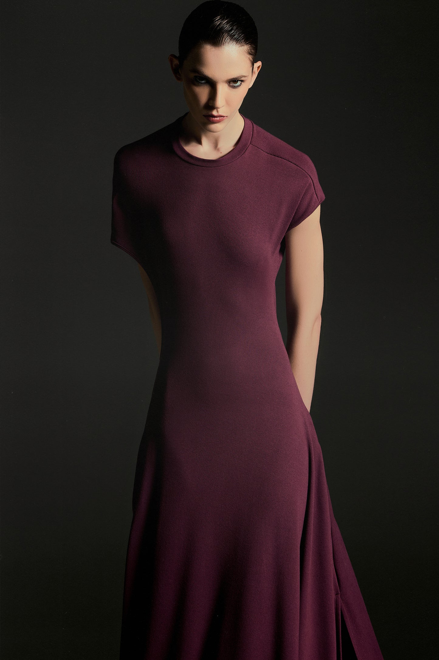VESTIDO LONGO COM ABERTURA ASSIMETRICA NAS COSTAS VINHO