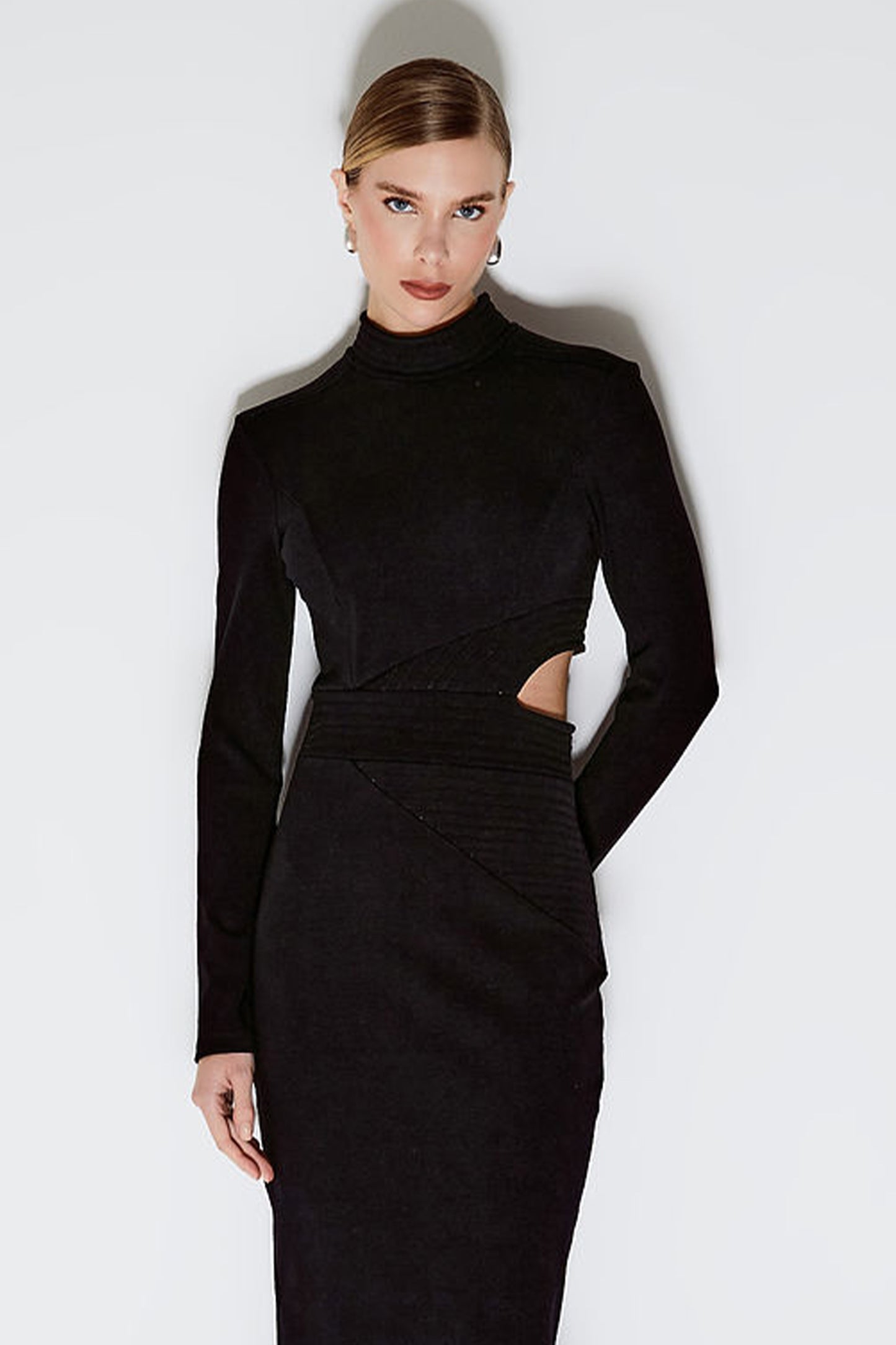 VESTIDO MIDI RECORTES ASSIMETRICOS E ABERTURA LATERAL PRETO