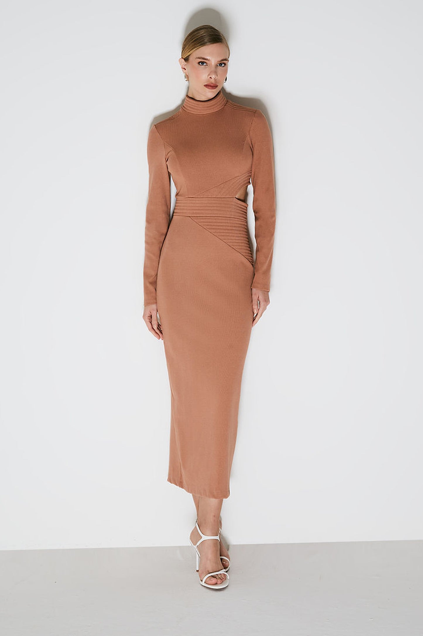 VESTIDO MIDI RECORTES ASSIMETRICOS E ABERTURA LATERAL MOCHA MOUSSE