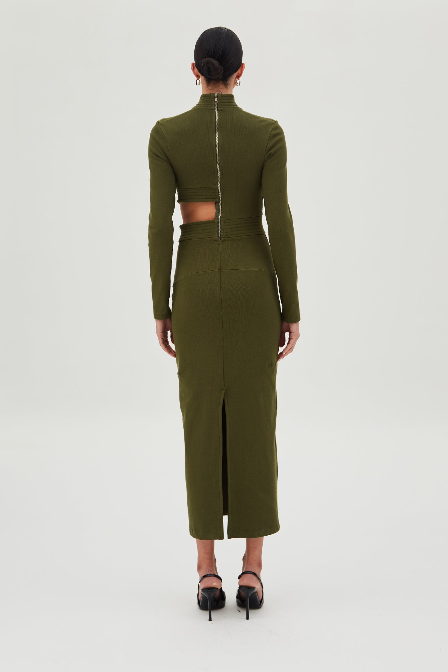 VESTIDO MIDI RECORTES ASSIMETRICOS E ABERTURA LATERAL VERDE MILITAR