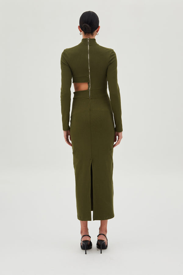 VESTIDO MIDI RECORTES ASSIMETRICOS E ABERTURA LATERAL VERDE MILITAR