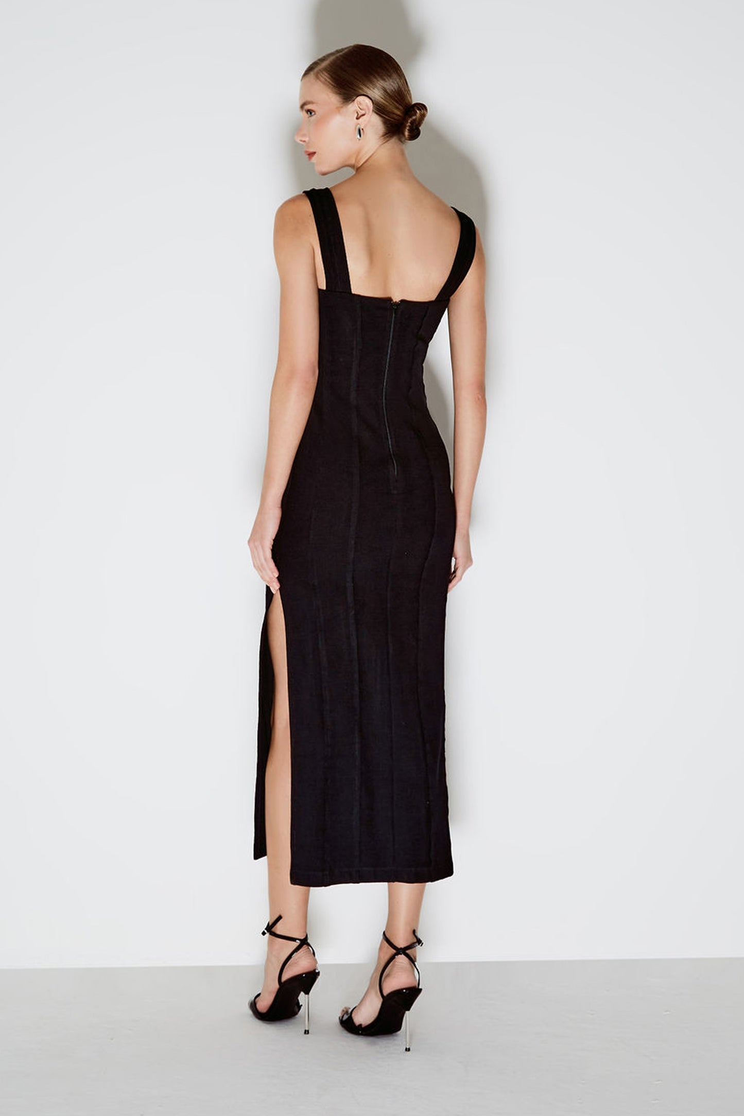 VESTIDO MIDI COM ALCAS LARGAS E RECORTES A FIO PRETO