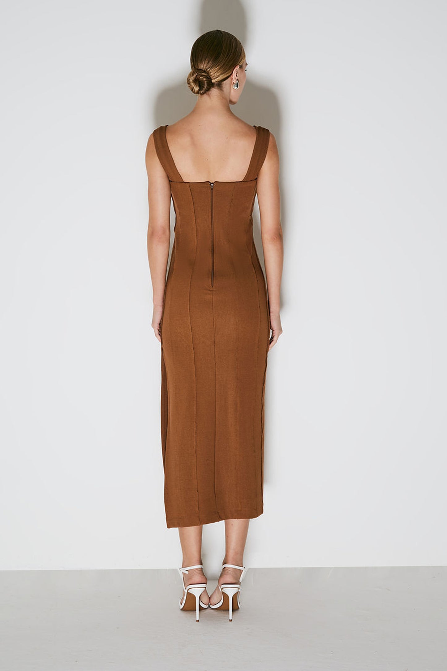 VESTIDO MIDI COM ALCAS LARGAS E RECORTES A FIO MARROM CHOCOLATE