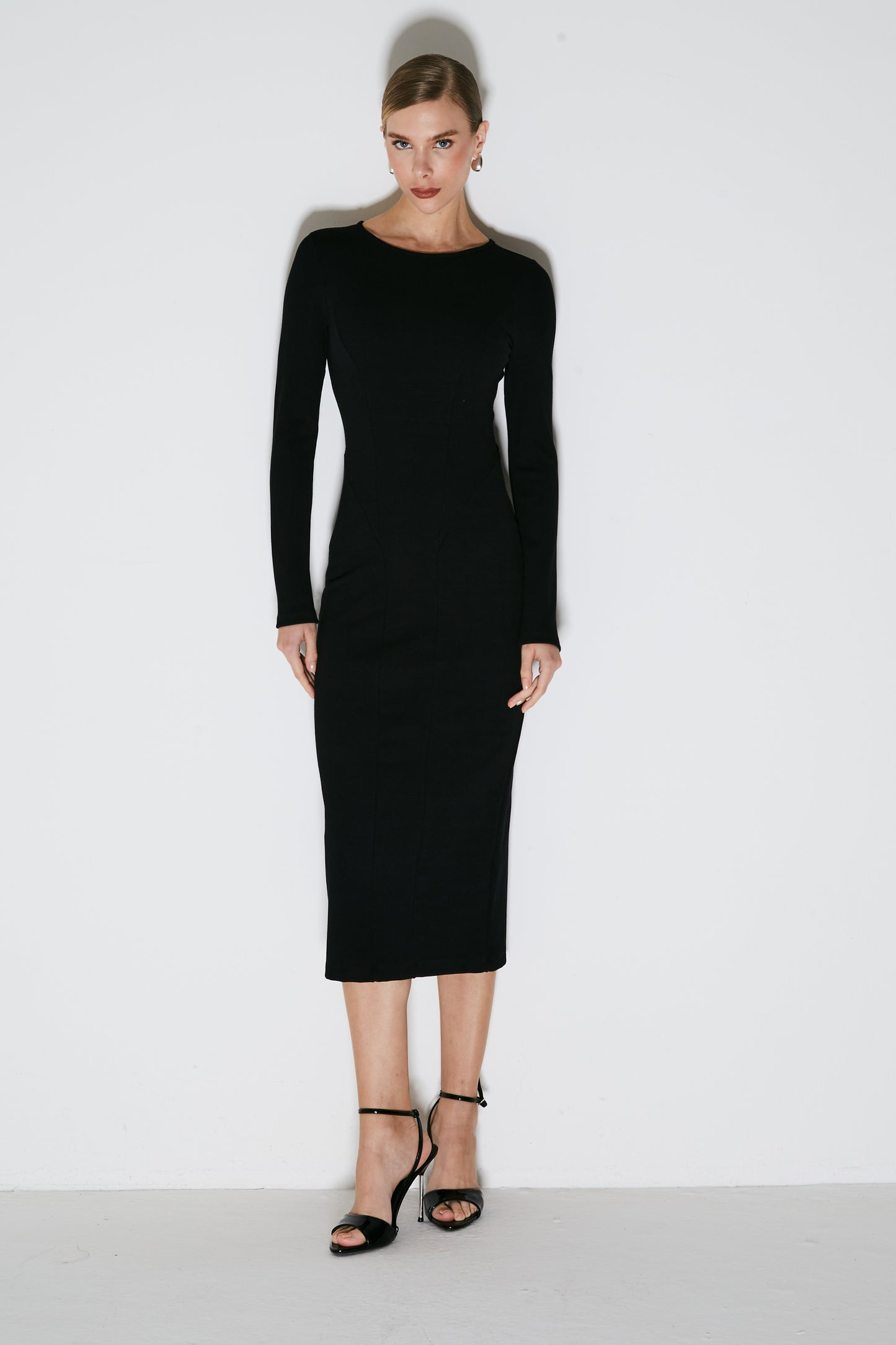 VESTIDO MIDI COM ABERTURA E RECORTE COSTAS PRETO