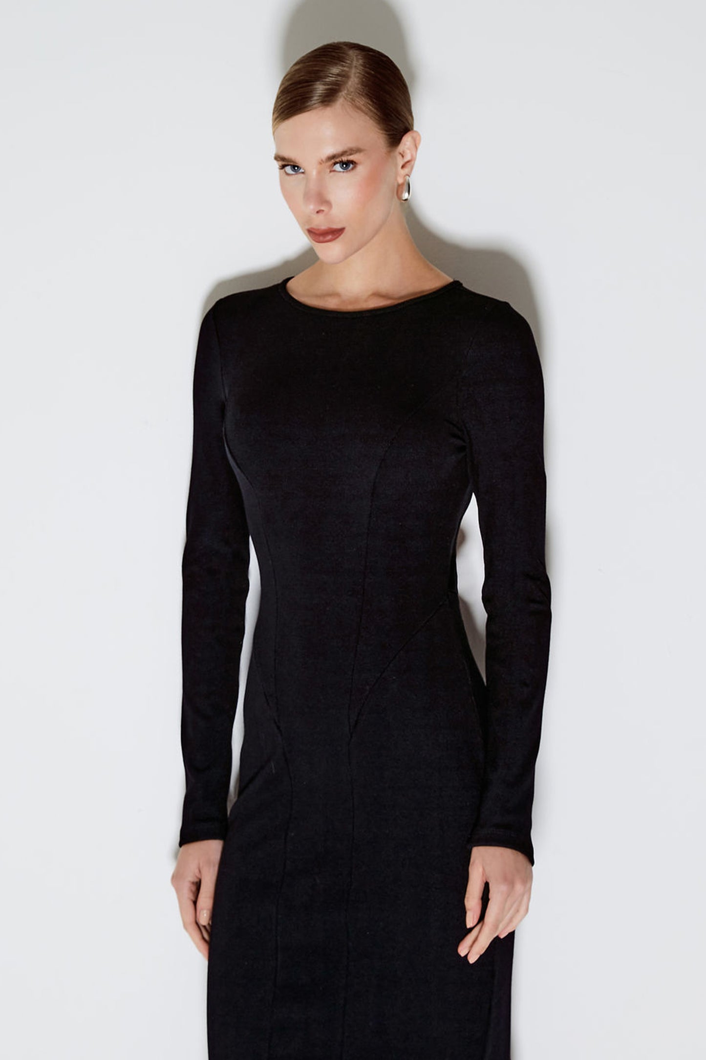 VESTIDO MIDI COM ABERTURA E RECORTE COSTAS PRETO