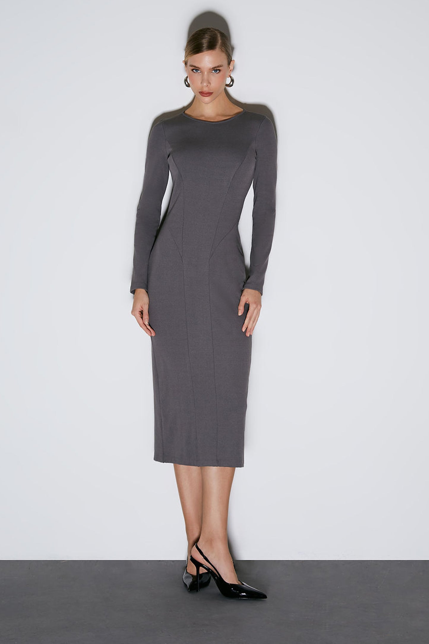 VESTIDO MIDI COM ABERTURA E RECORTE COSTAS CINZA