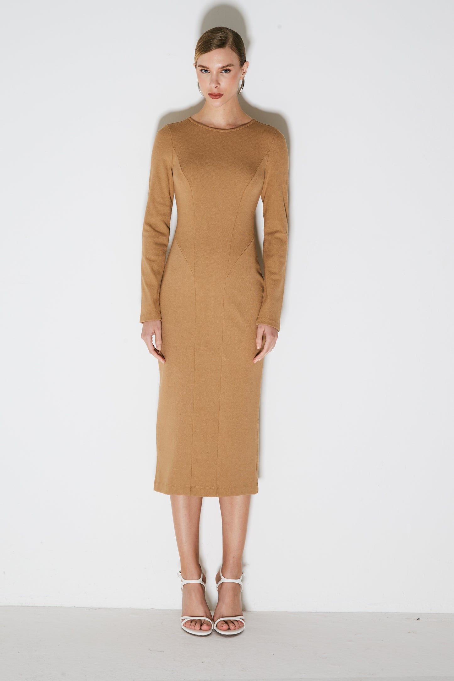 VESTIDO MIDI COM ABERTURA E RECORTE COSTAS KAKI