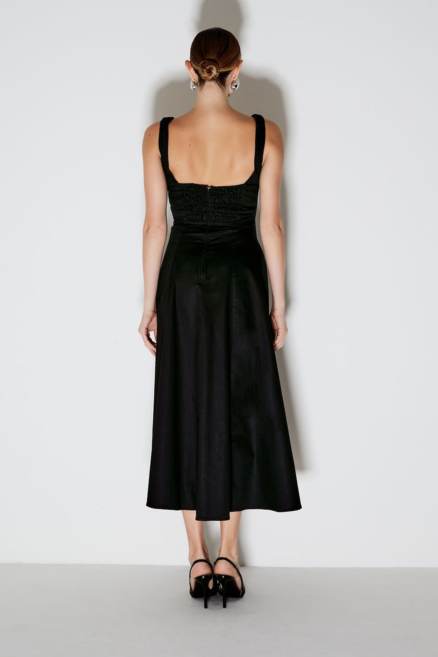 VESTIDO MIDI COM BARRA ASSIMETRA E RECORTE BUSTO PRETO