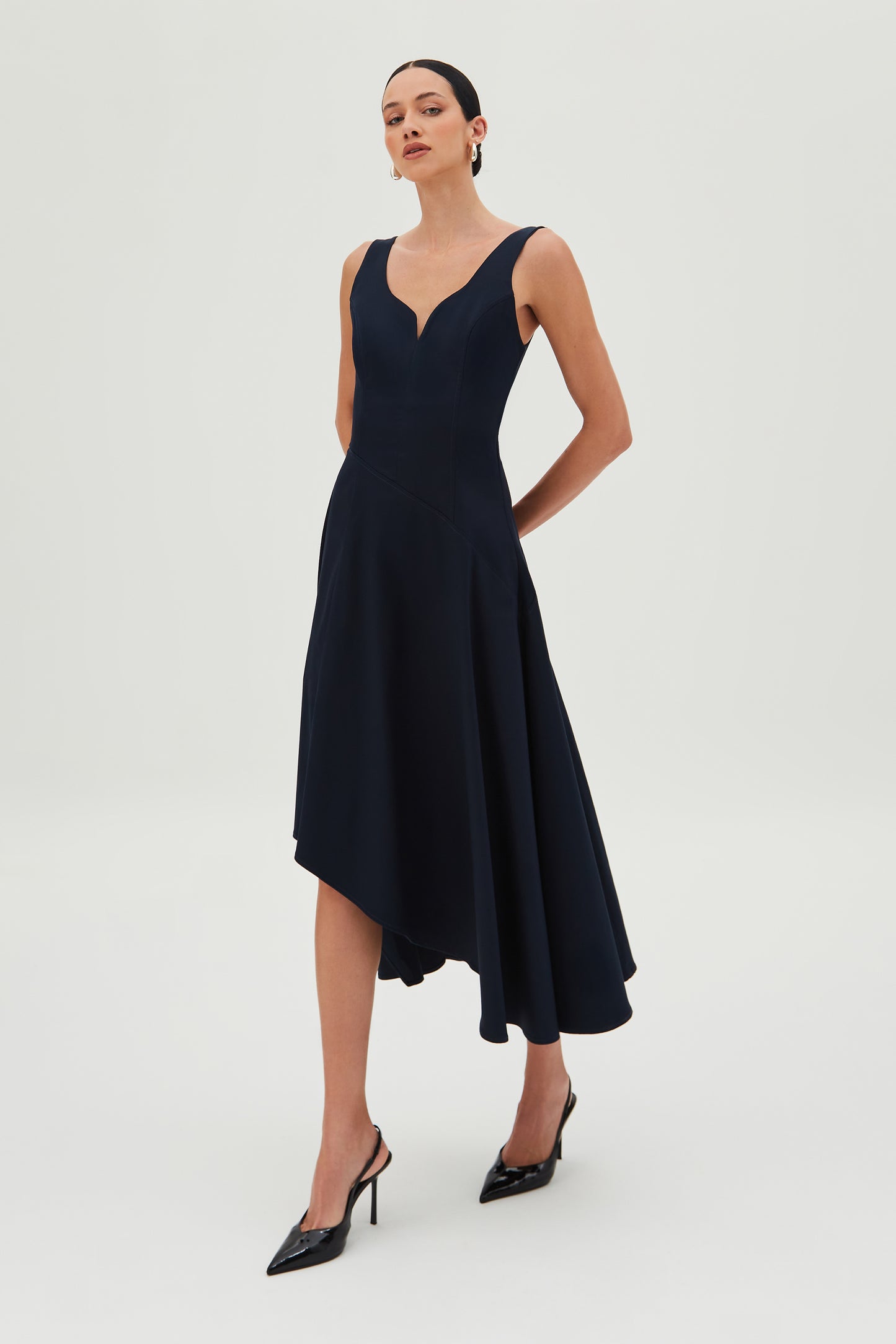 VESTIDO MIDI COM BARRA ASSIMETRA E RECORTE BUSTO AZUL MARINHO