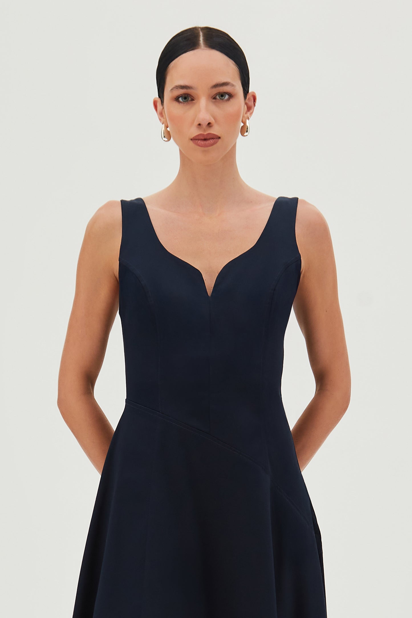 VESTIDO MIDI COM BARRA ASSIMETRA E RECORTE BUSTO AZUL MARINHO