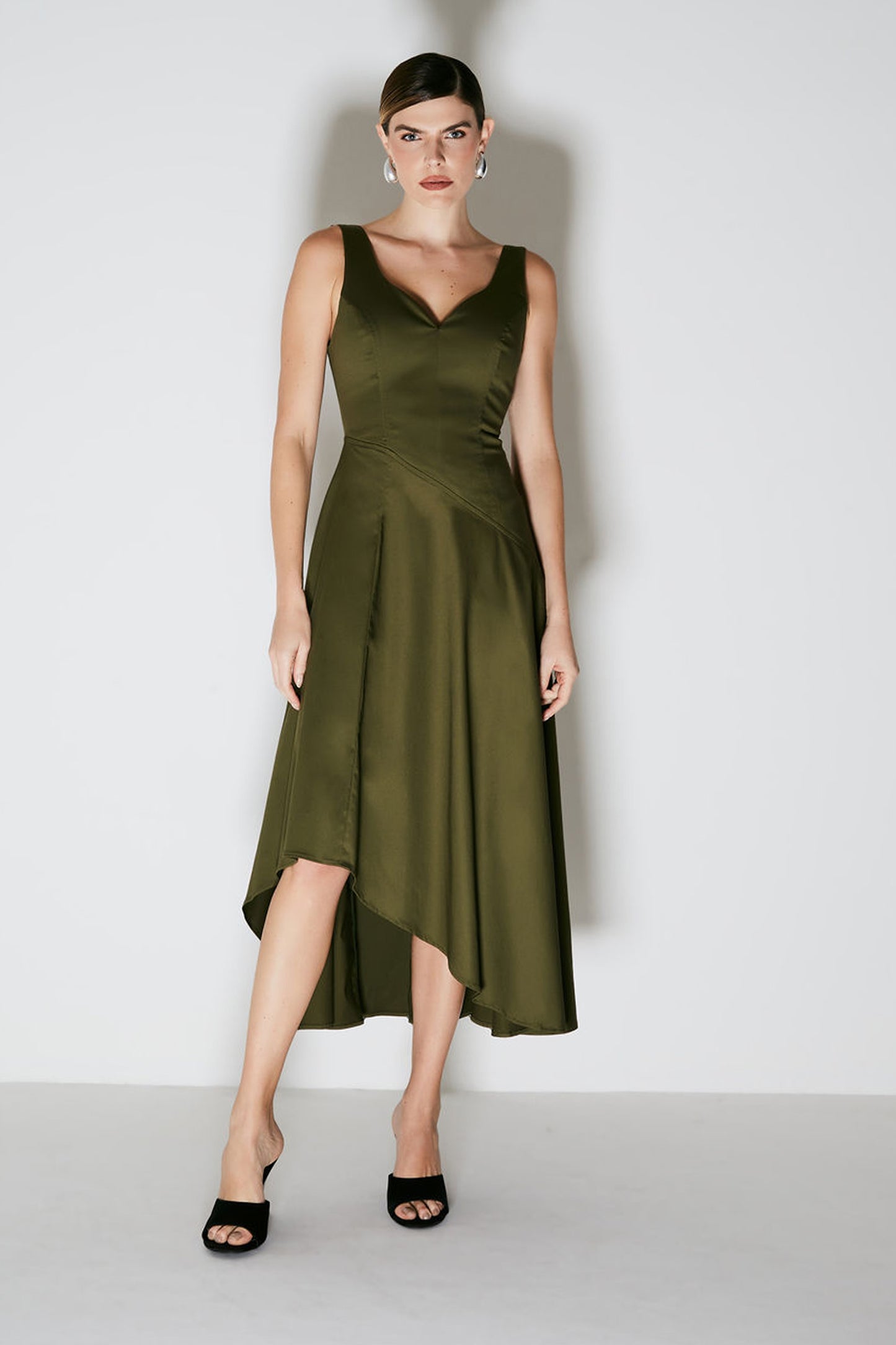 VESTIDO MIDI COM BARRA ASSIMETRA E RECORTE BUSTO VERDE MILITAR