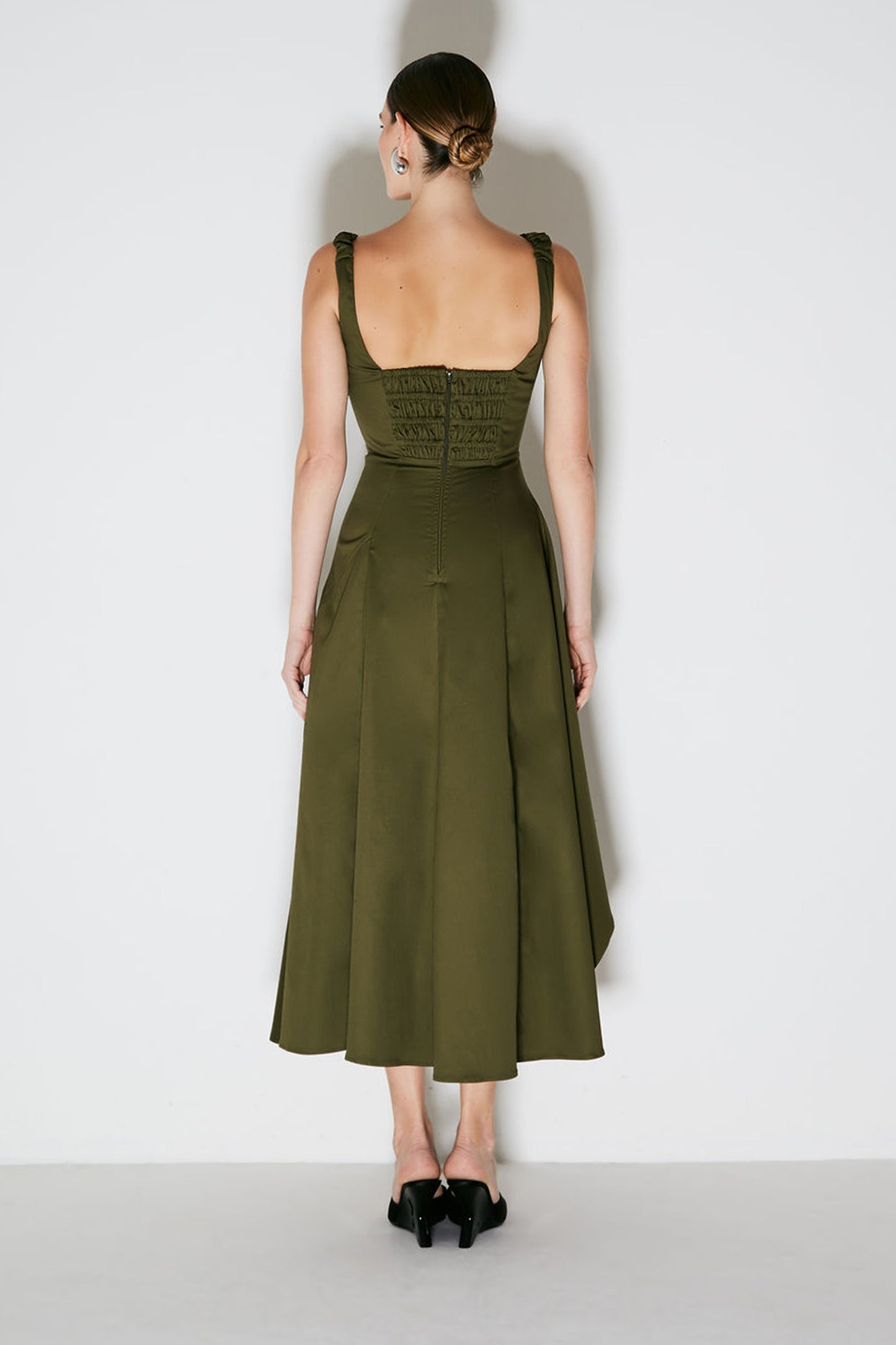 VESTIDO MIDI COM BARRA ASSIMETRA E RECORTE BUSTO VERDE MILITAR