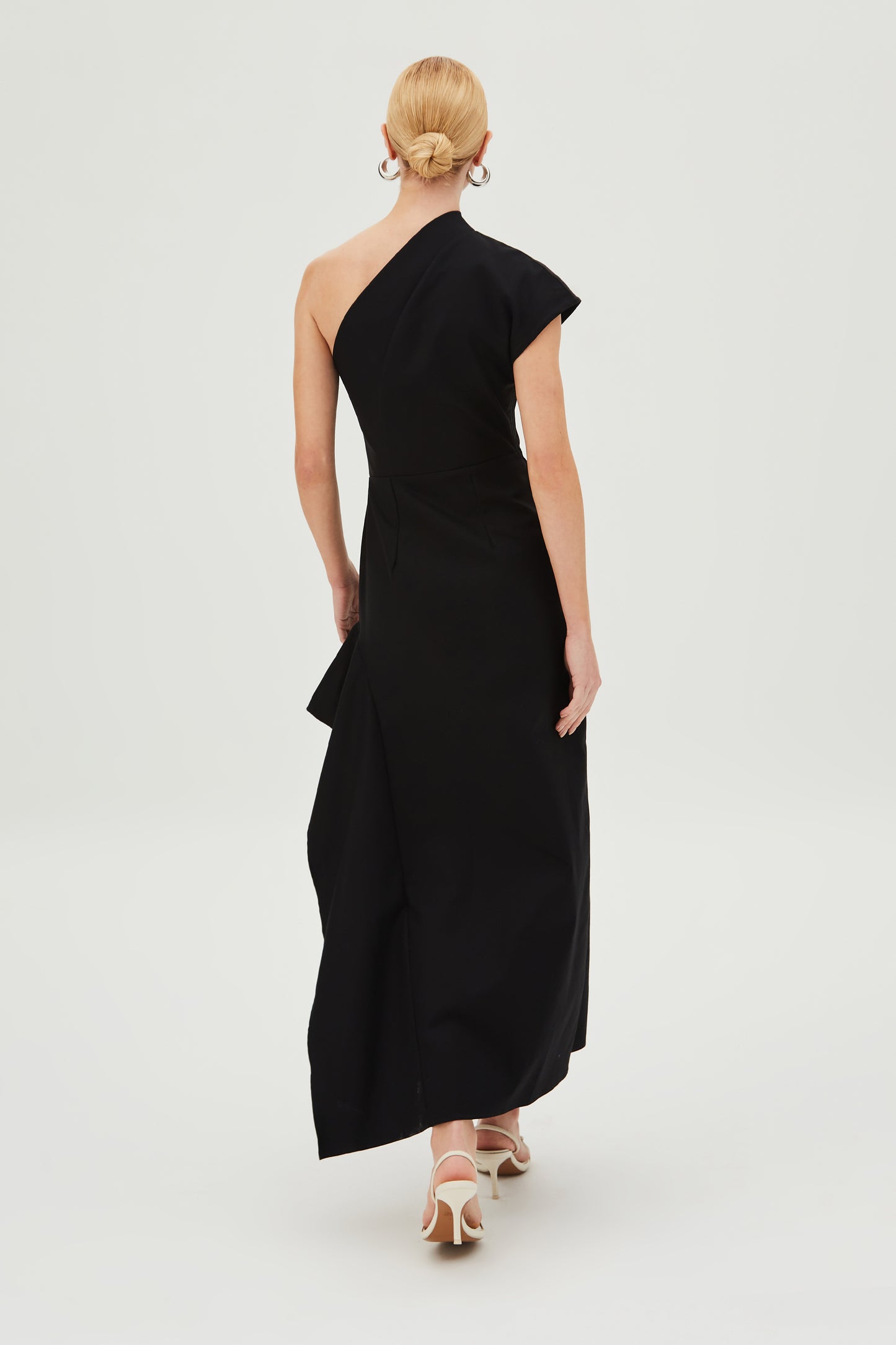 VESTIDO MIDI UM OMBRO SO COM DRAPEADOS LATERAL PRETO