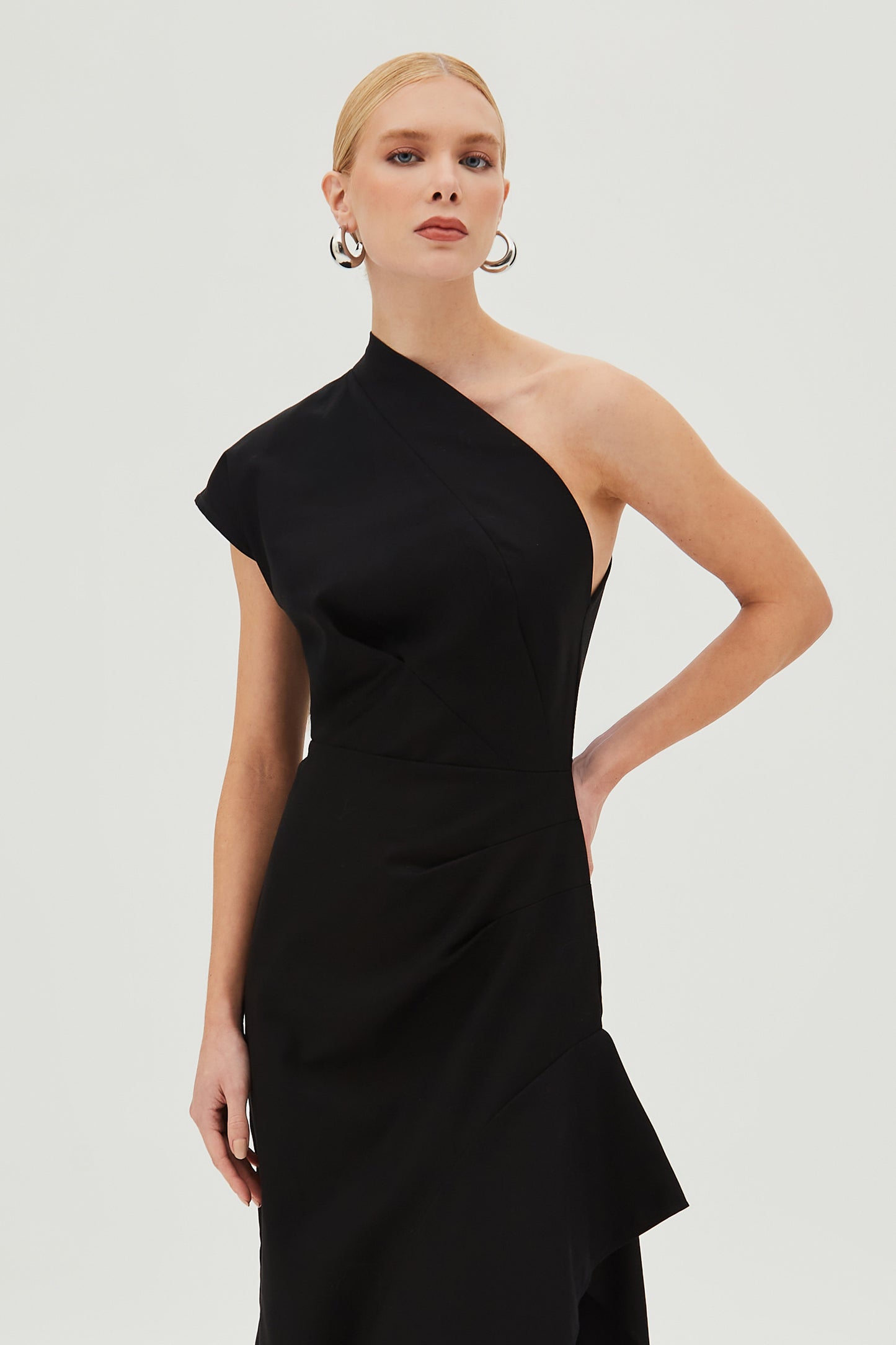 VESTIDO MIDI UM OMBRO SO COM DRAPEADOS LATERAL PRETO