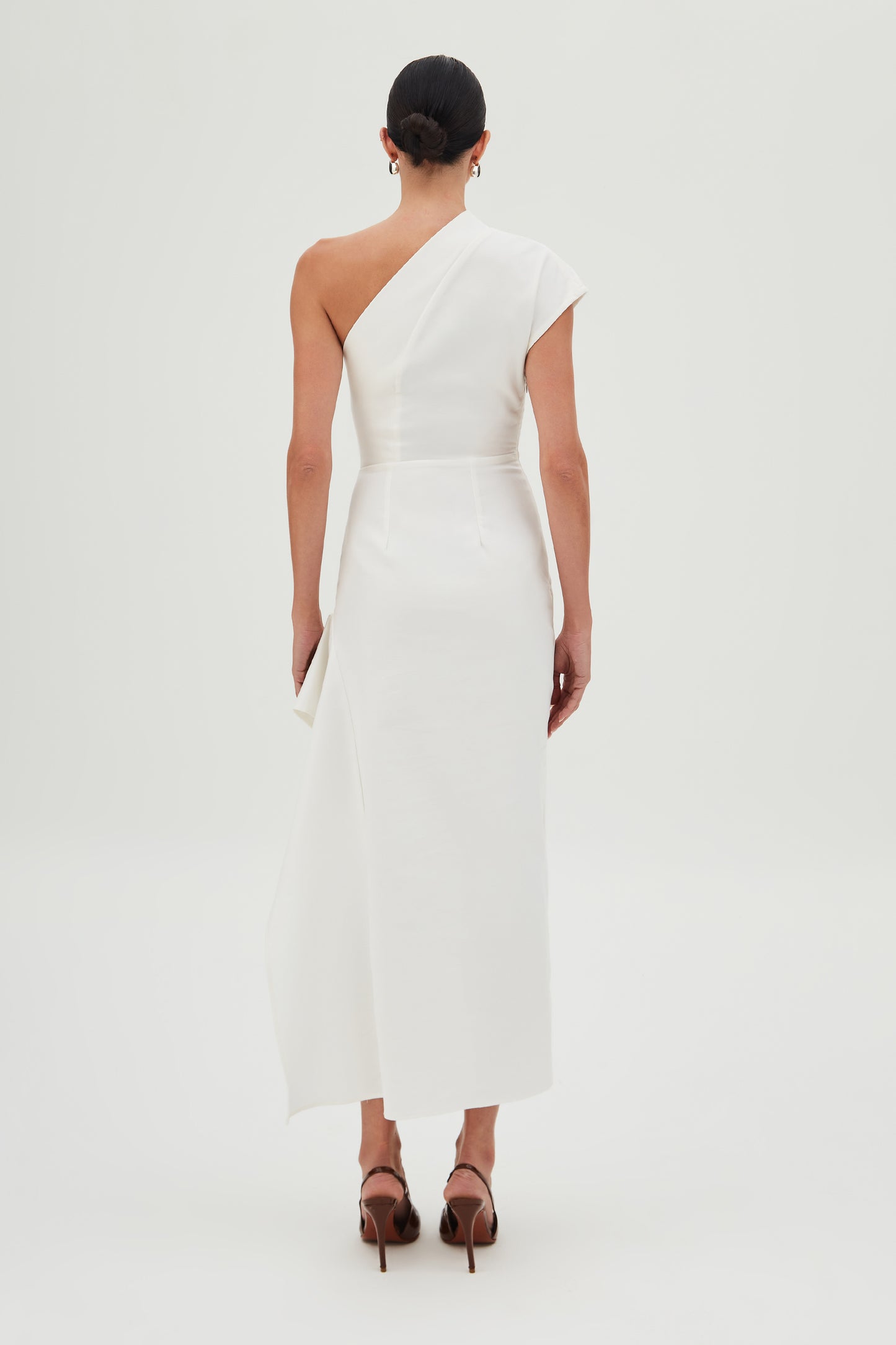 VESTIDO MIDI UM OMBRO SO COM DRAPEADOS LATERAL OFF WHITE