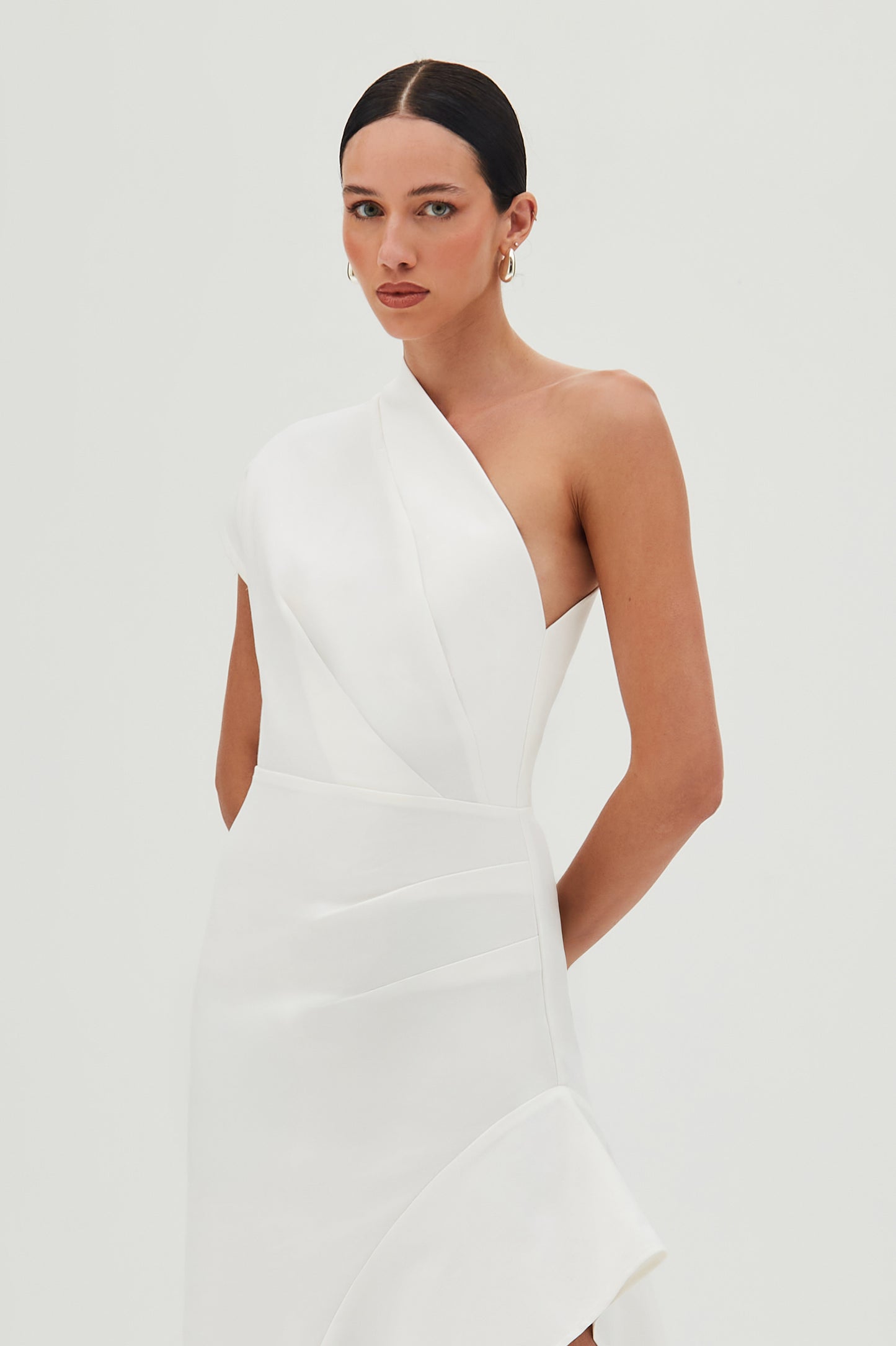 VESTIDO MIDI UM OMBRO SO COM DRAPEADOS LATERAL OFF WHITE
