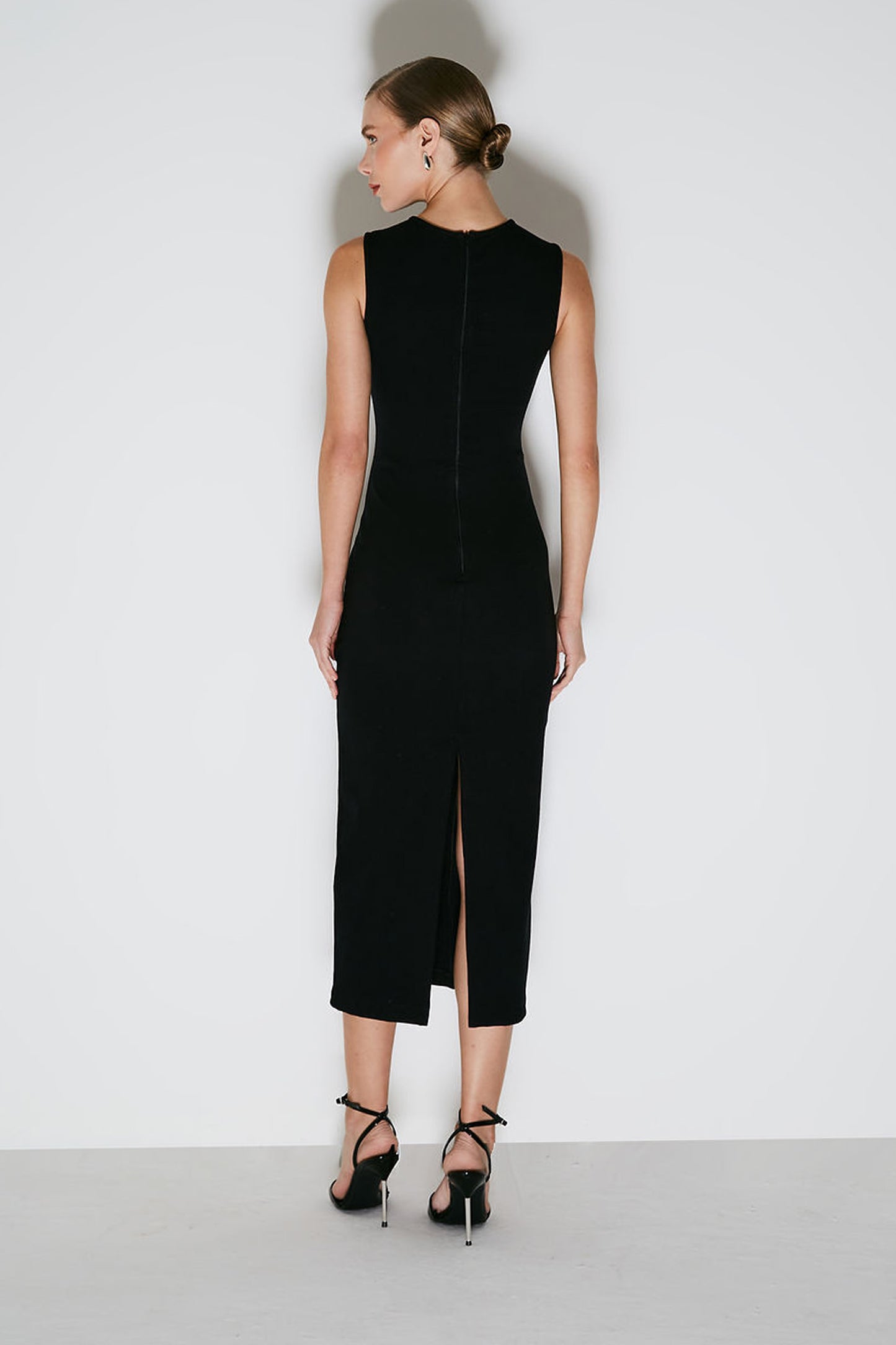 VESTIDO MIDI COM RECORTES ASSIMETRICOS E FENDA COSTAS PRETO
