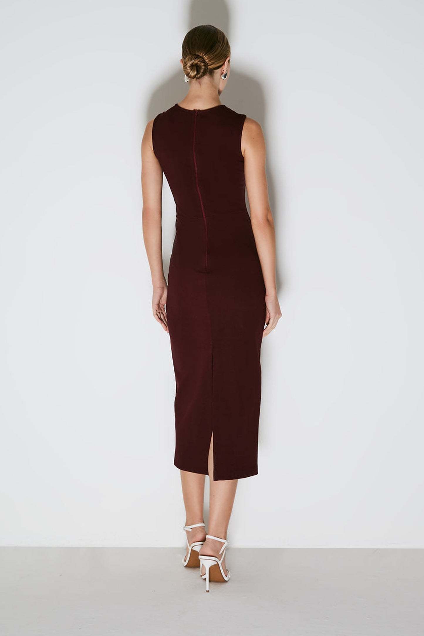 VESTIDO MIDI COM RECORTES ASSIMETRICOS E FENDA COSTAS VINHO