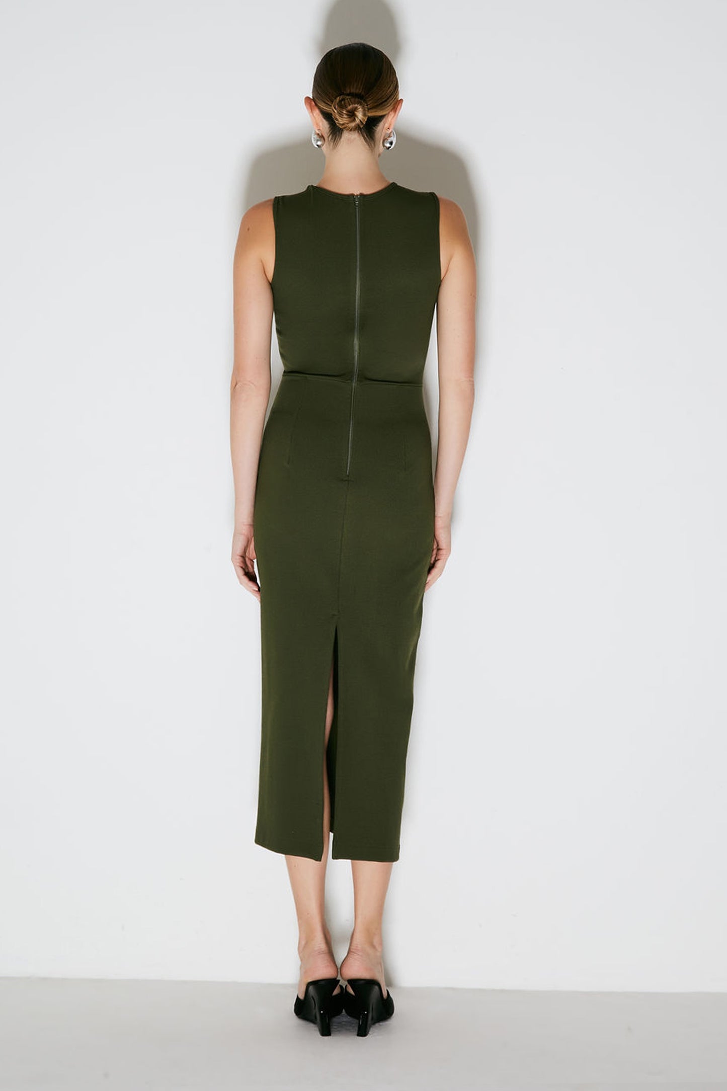 VESTIDO MIDI COM RECORTES ASSIMETRICOS E FENDA COSTAS VERDE MILITAR