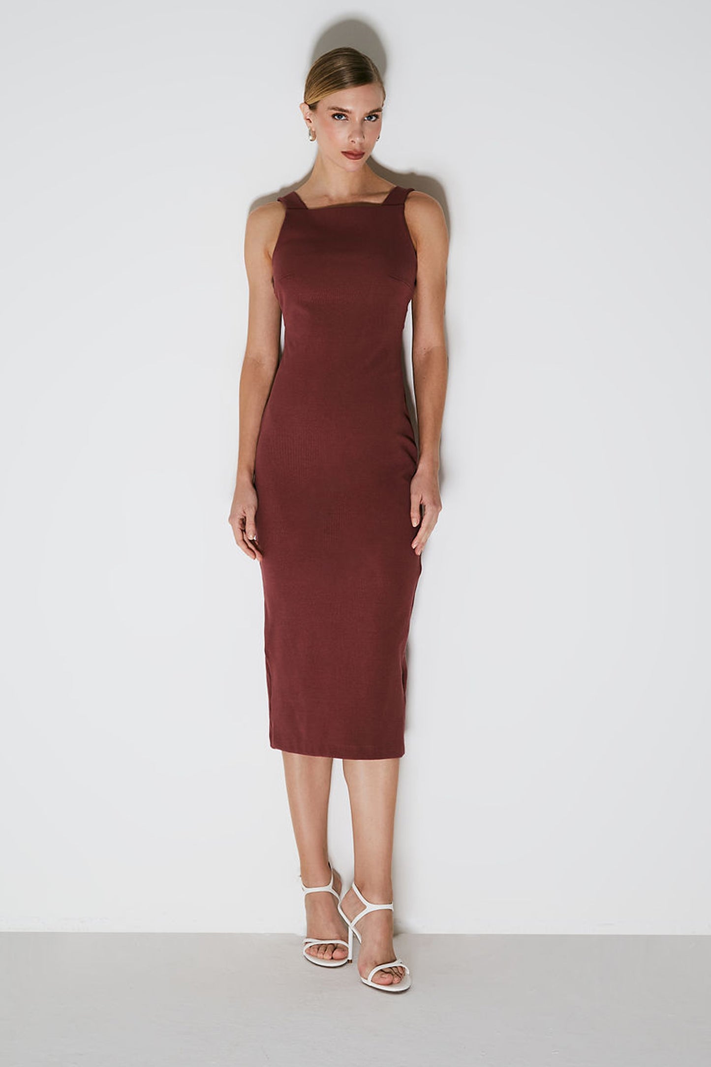 VESTIDO MIDI COM DETALHE EM TIRAS NAS COSTAS UVA