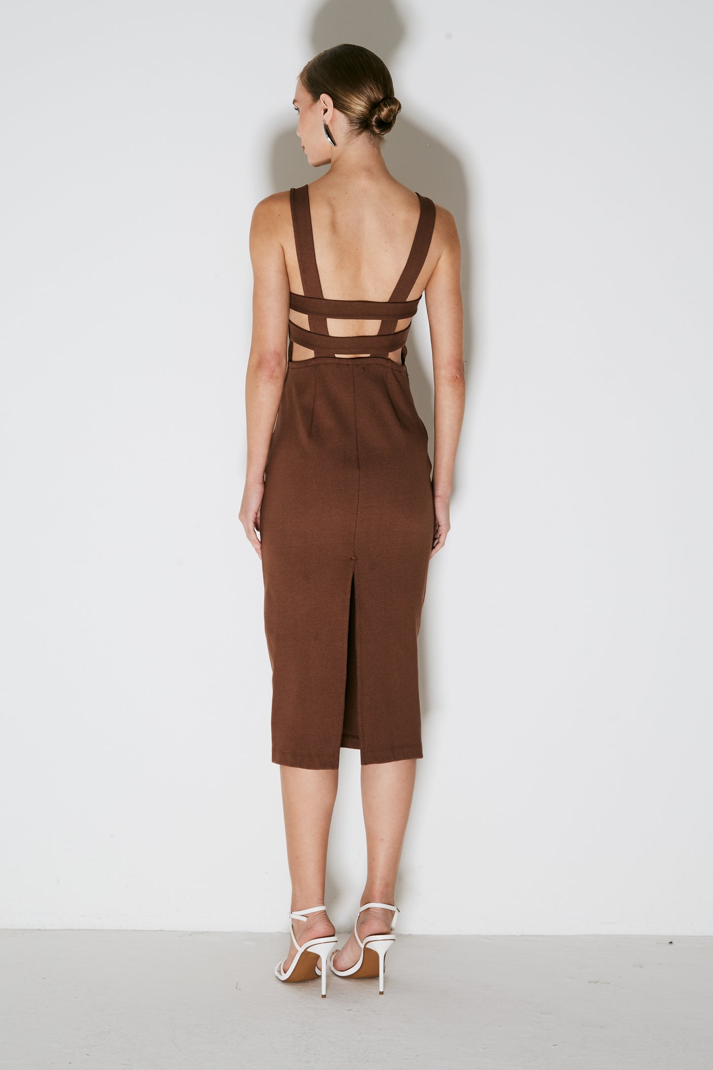 VESTIDO MIDI COM DETALHE EM TIRAS NAS COSTAS MARROM