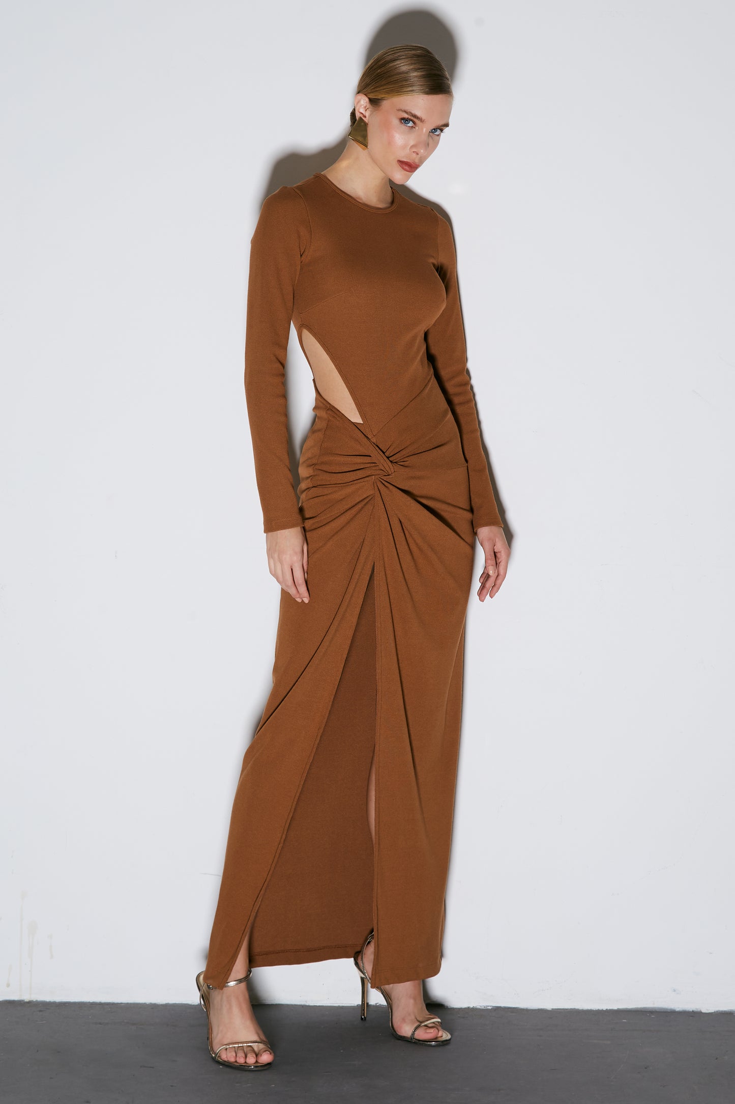 VESTIDO LONGO COM TORCAO E ABERTURA LATERAL MARROM CHOCOLATE