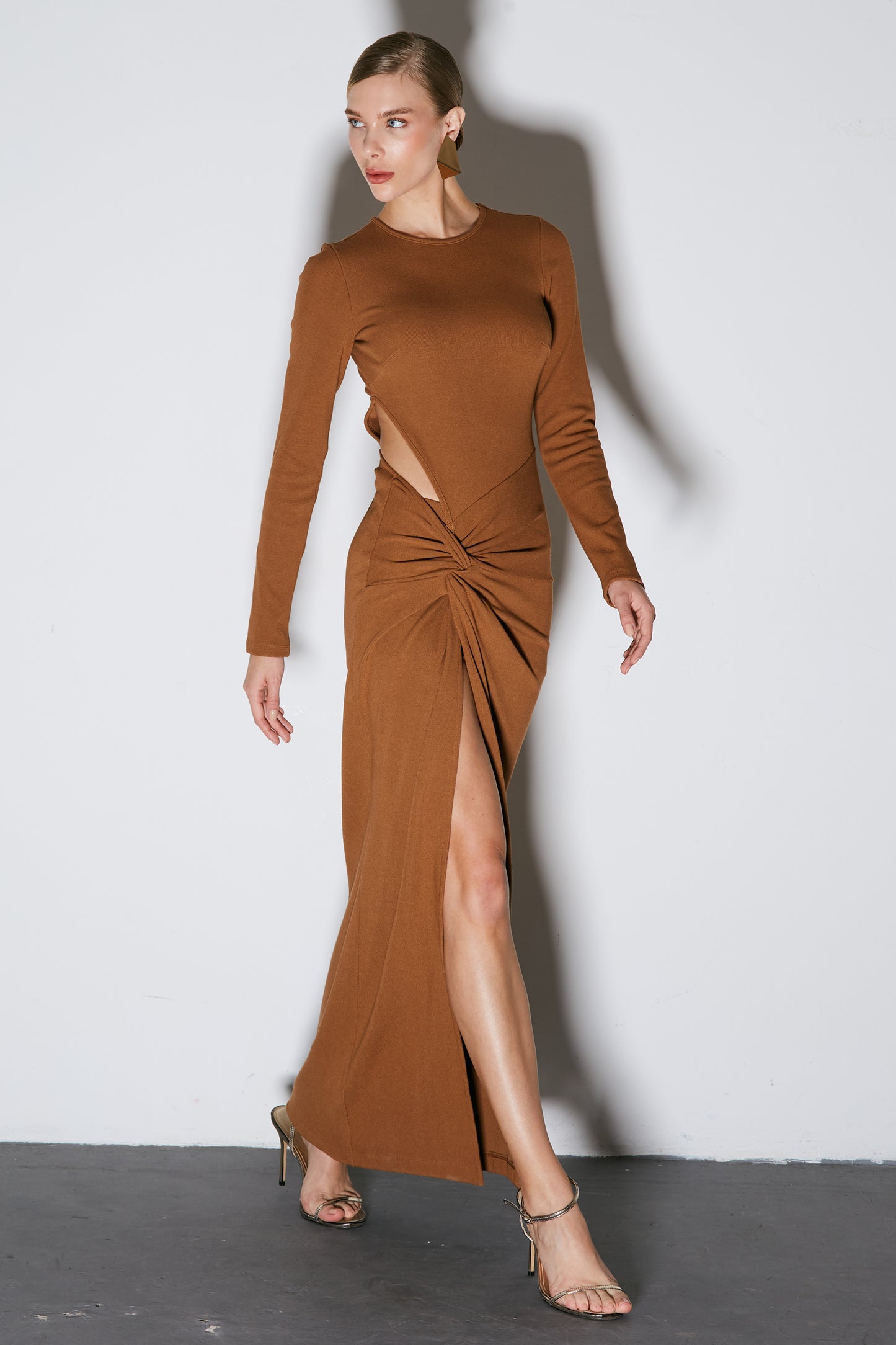 VESTIDO LONGO COM TORCAO E ABERTURA LATERAL MARROM CHOCOLATE