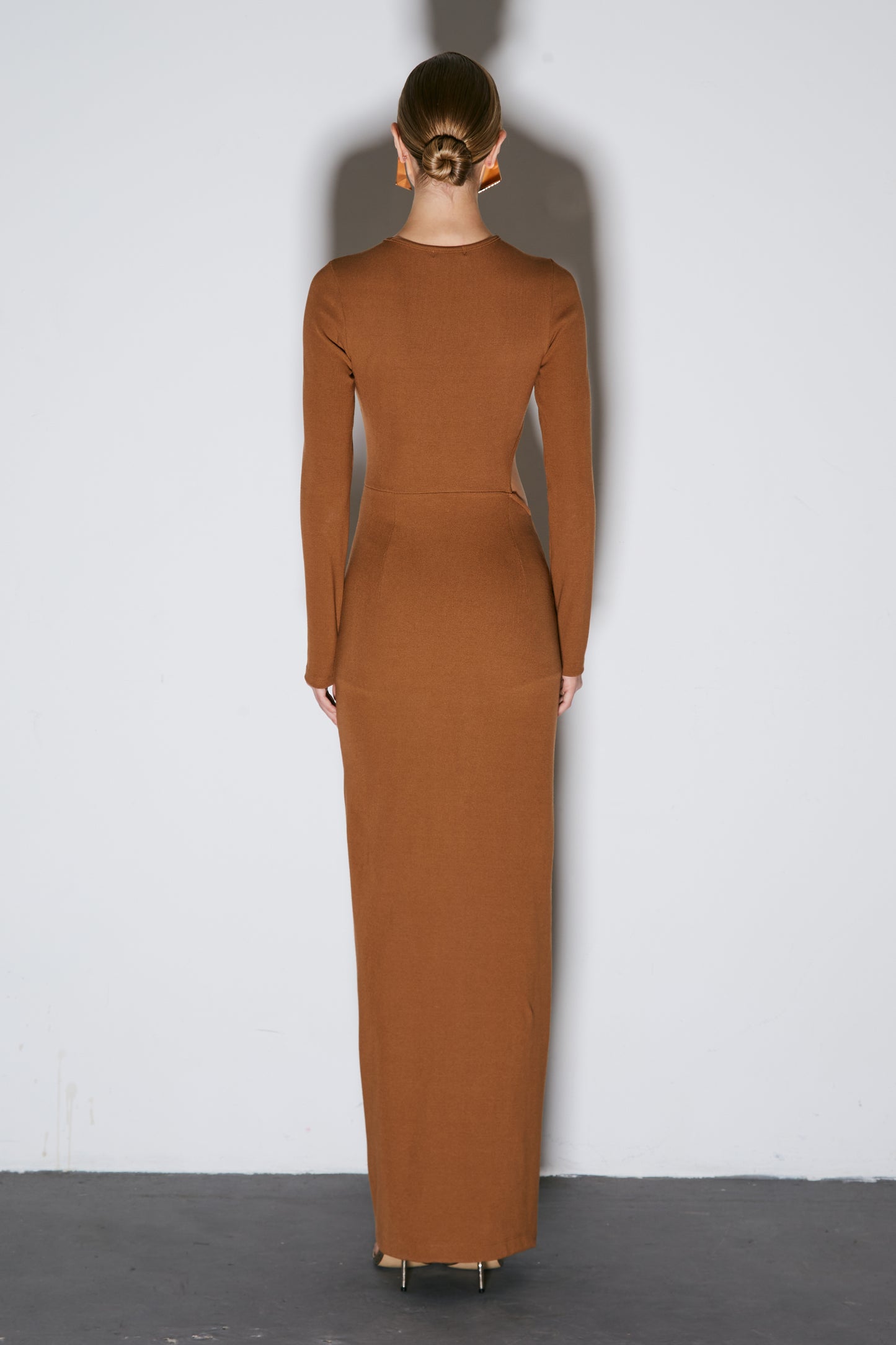 VESTIDO LONGO COM TORCAO E ABERTURA LATERAL MARROM CHOCOLATE