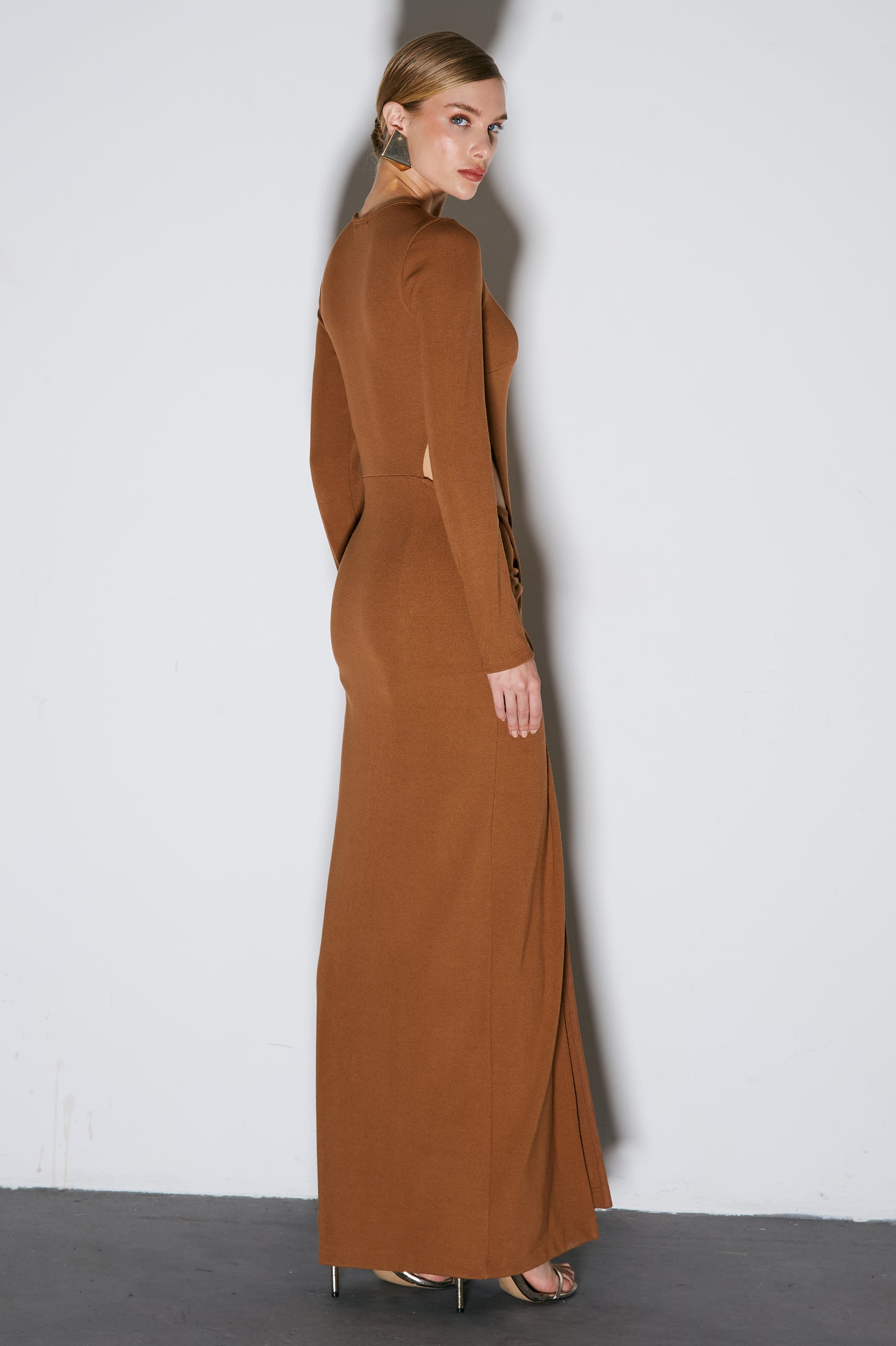 VESTIDO LONGO COM TORCAO E ABERTURA LATERAL MARROM CHOCOLATE