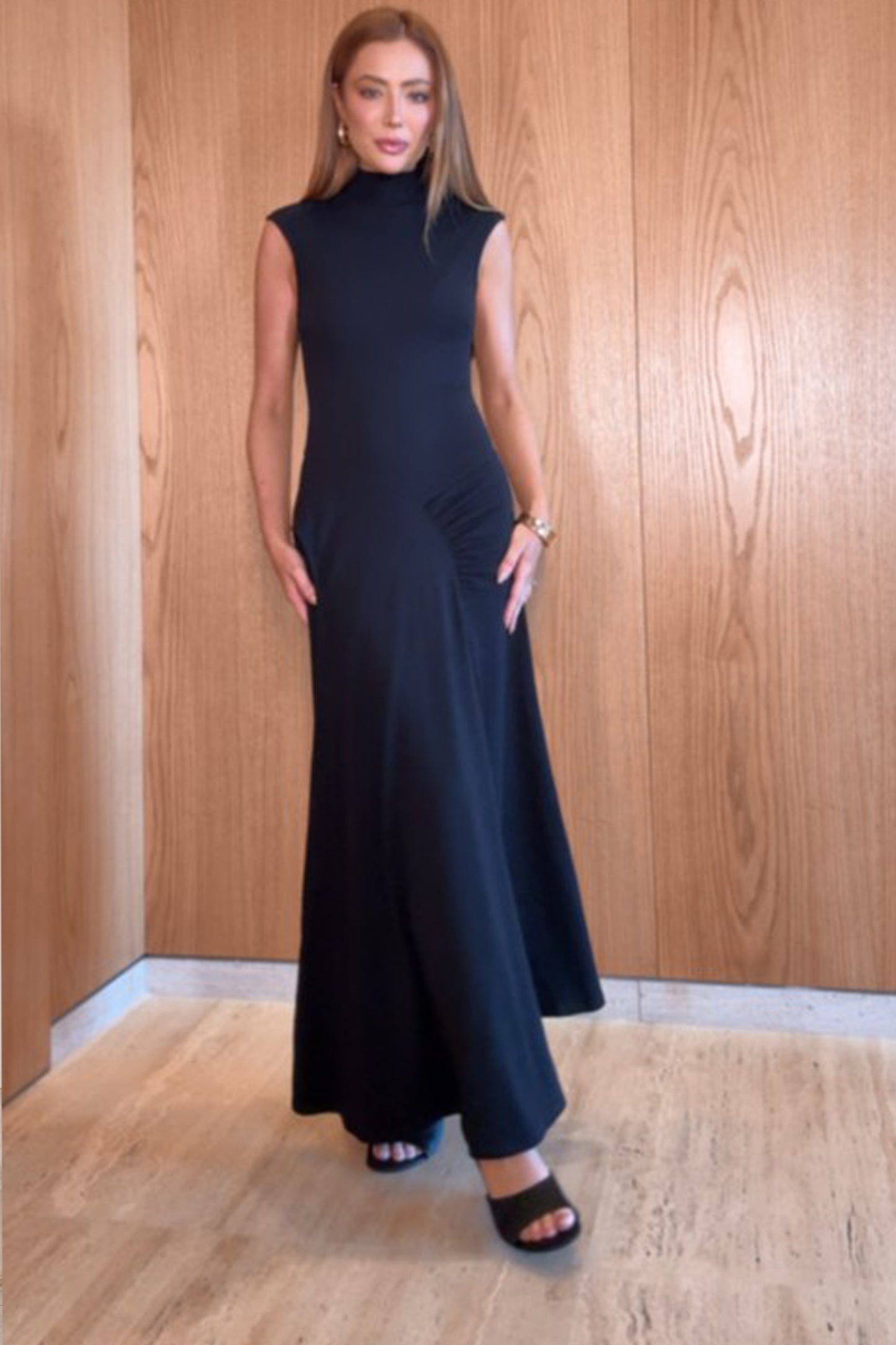 VESTIDO MIDI GOLA ALTA E FAIXA SOBREPOSTA PRETO