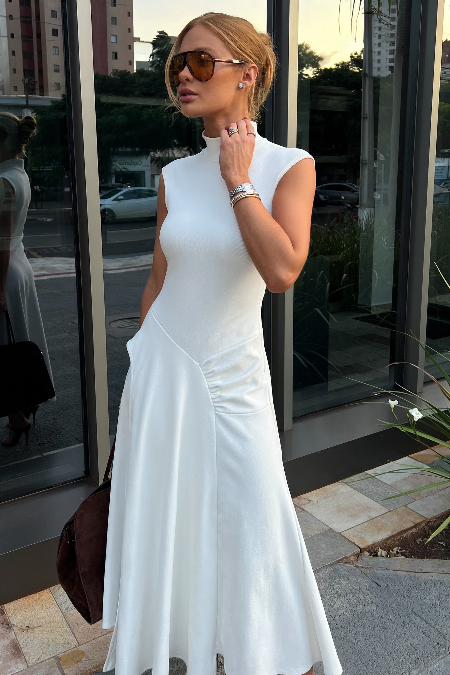VESTIDO MIDI GOLA ALTA E FAIXA SOBREPOSTA OFF WHITE
