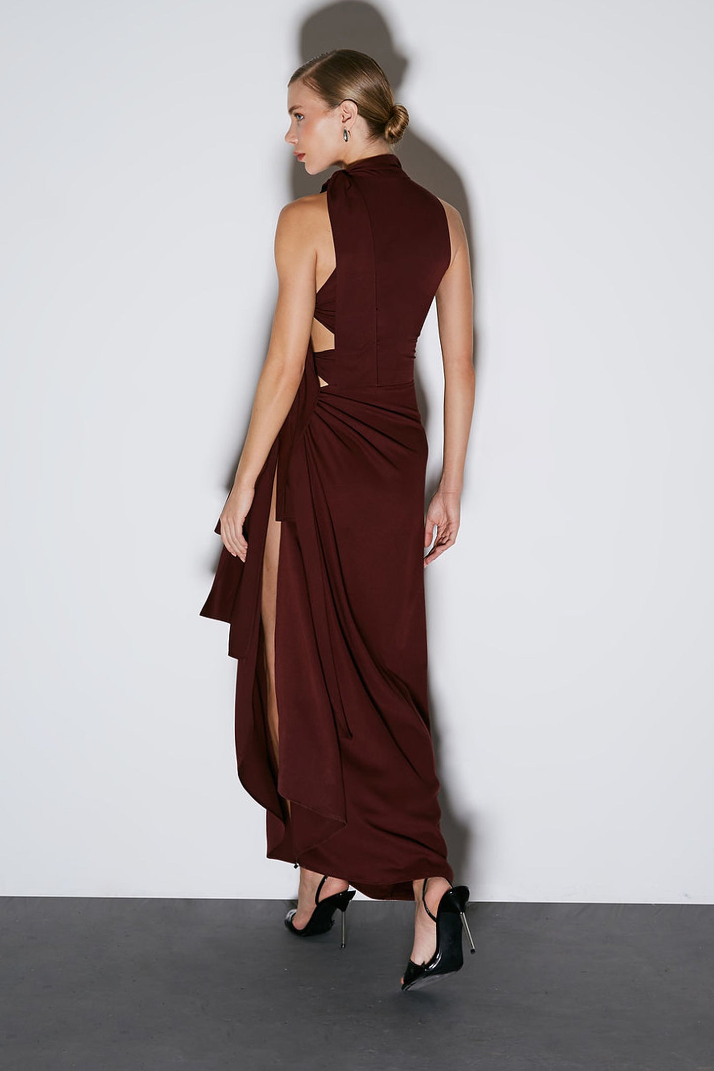 VESTIDO LONGO GOLA ALTA COM AMARRACOES LATERAIS VINHO