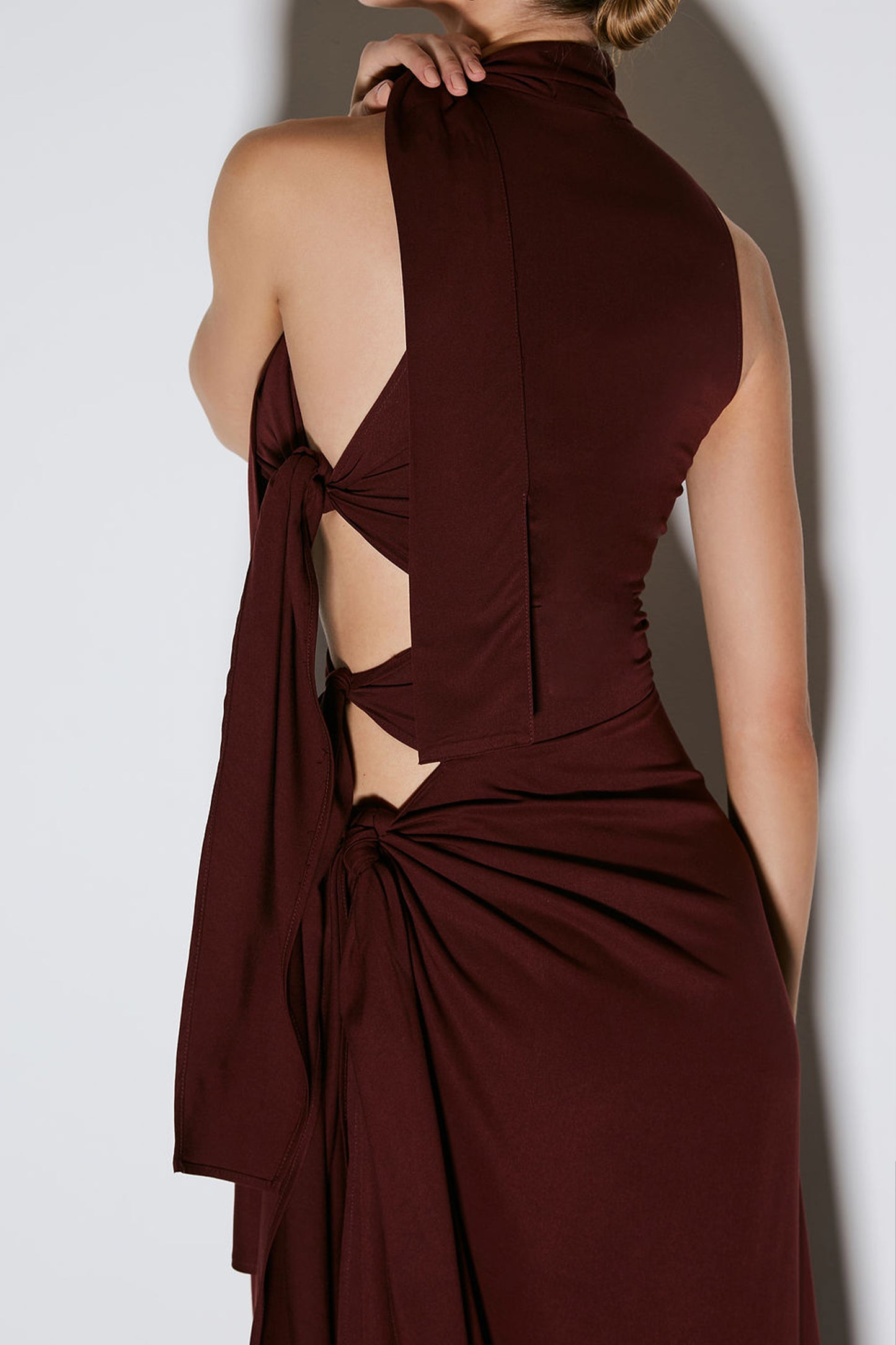 VESTIDO LONGO GOLA ALTA COM AMARRACOES LATERAIS VINHO