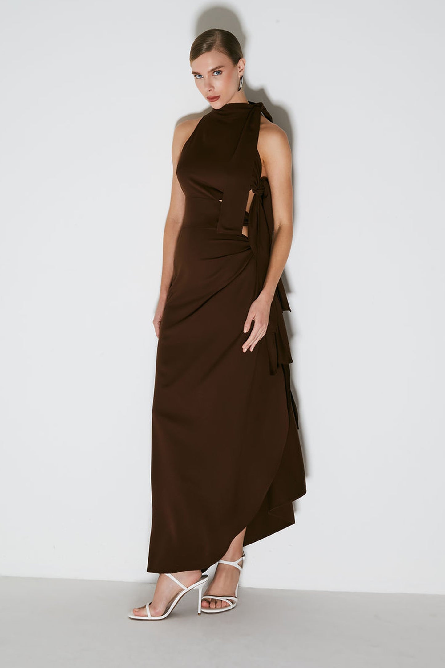 VESTIDO LONGO GOLA ALTA COM AMARRACOES LATERAIS MARROM